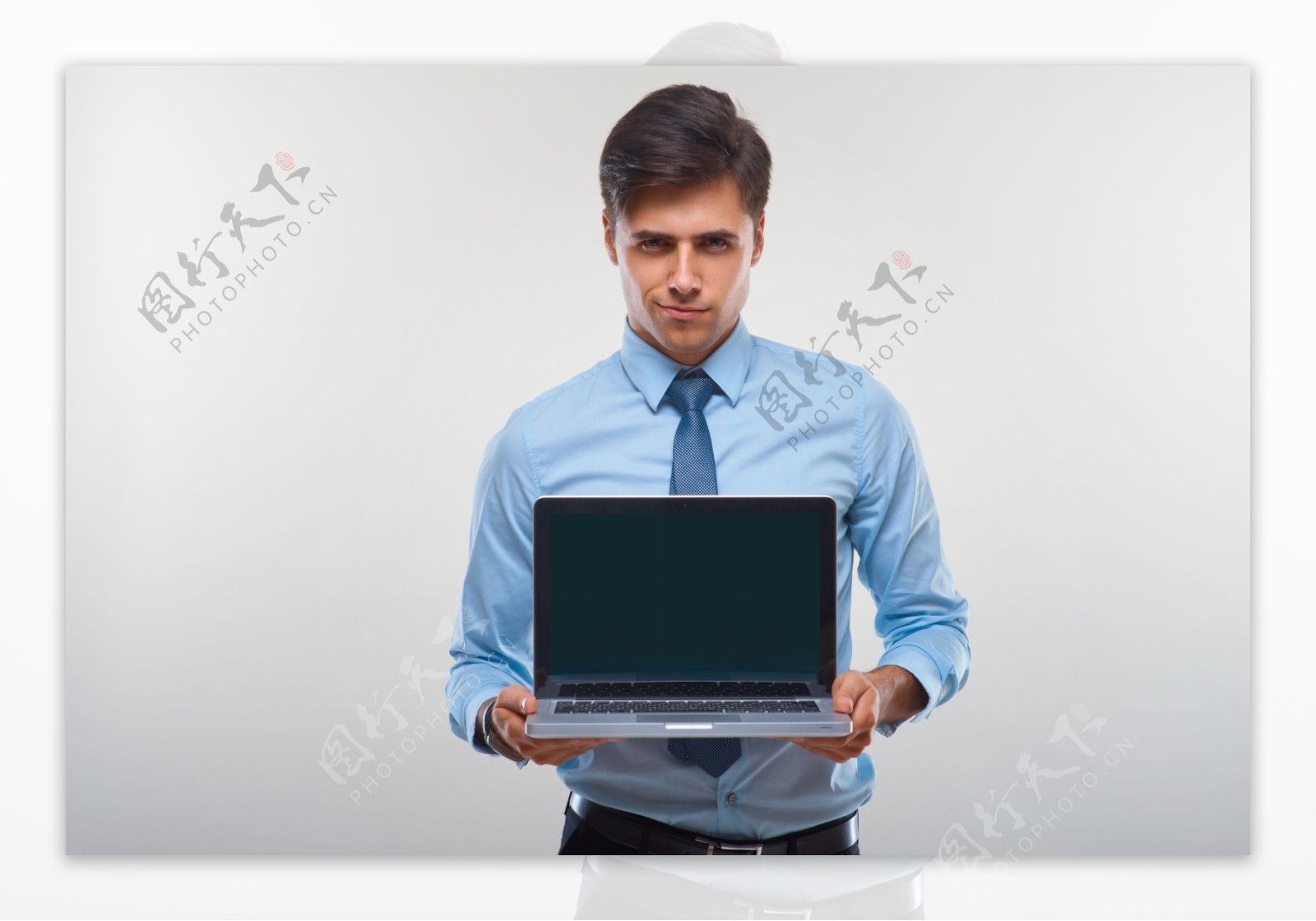 拿着笔记本电脑的男人图片