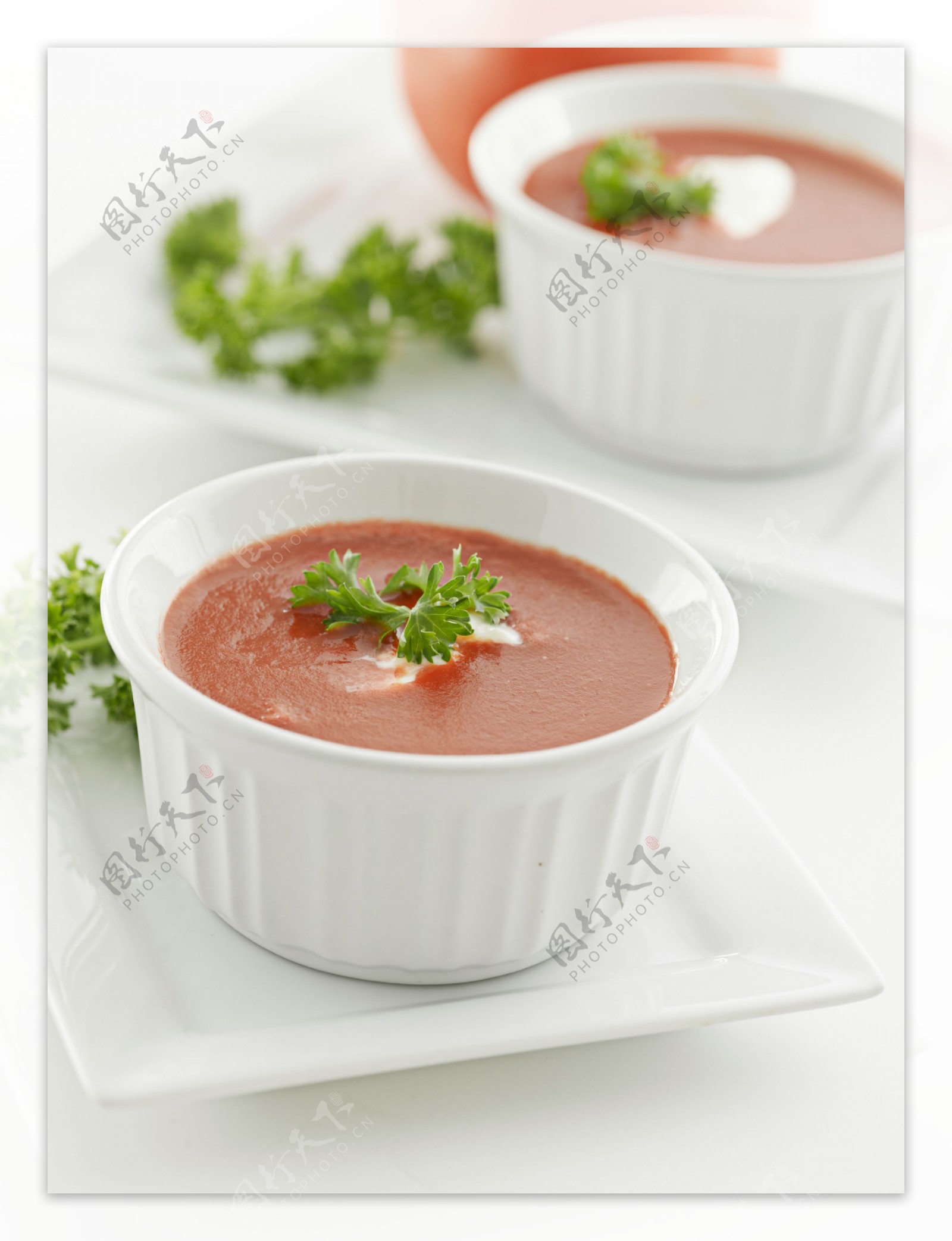 碗里的西红柿汤