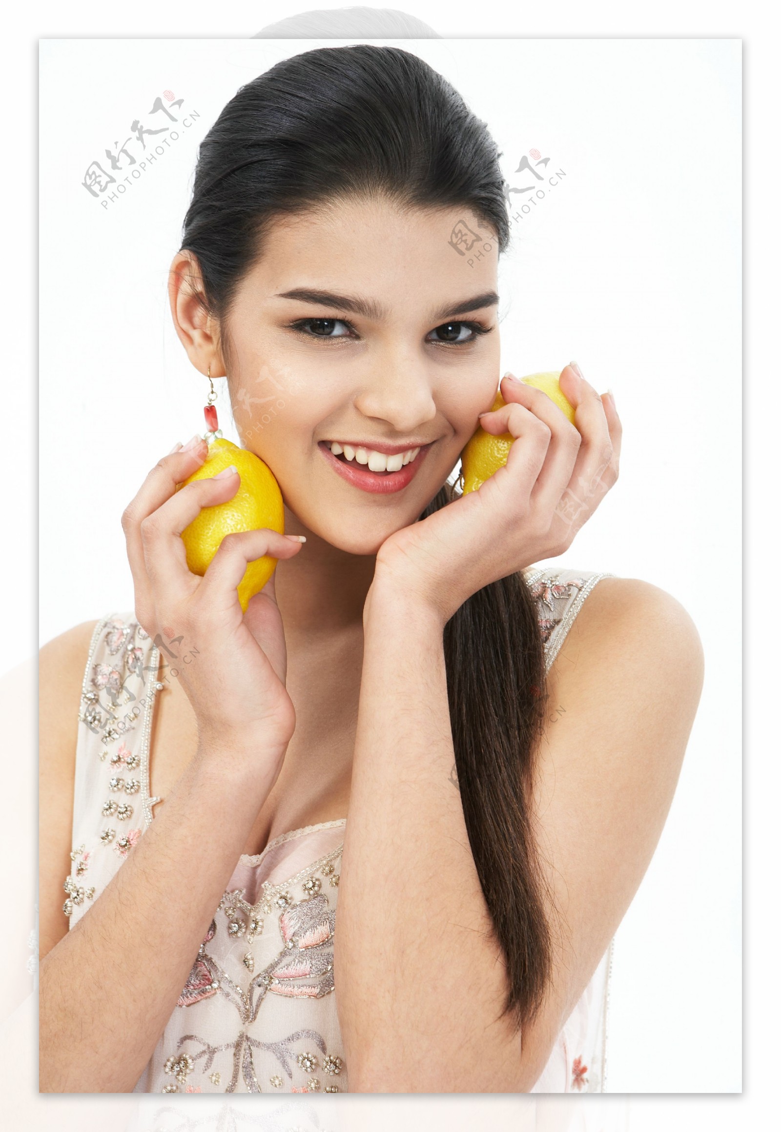 拿着柠檬微笑的性感美女图片