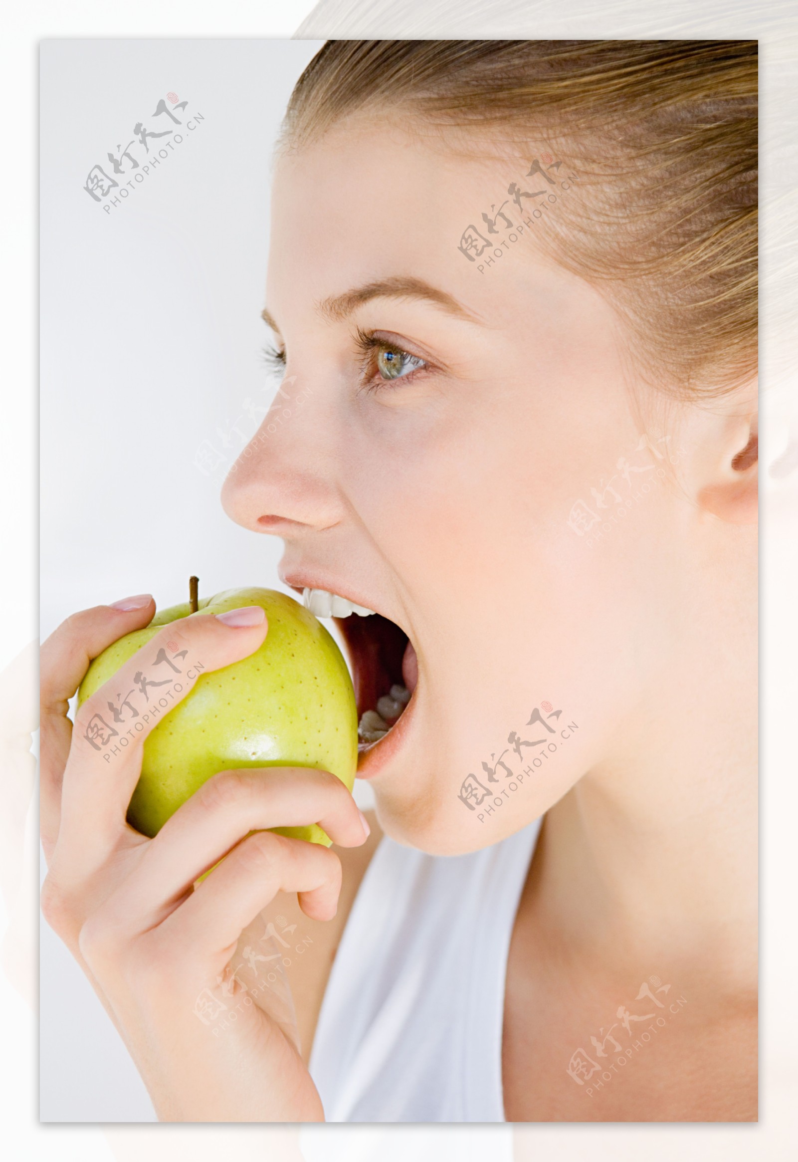 正在吃苹果的国外美女图片图片