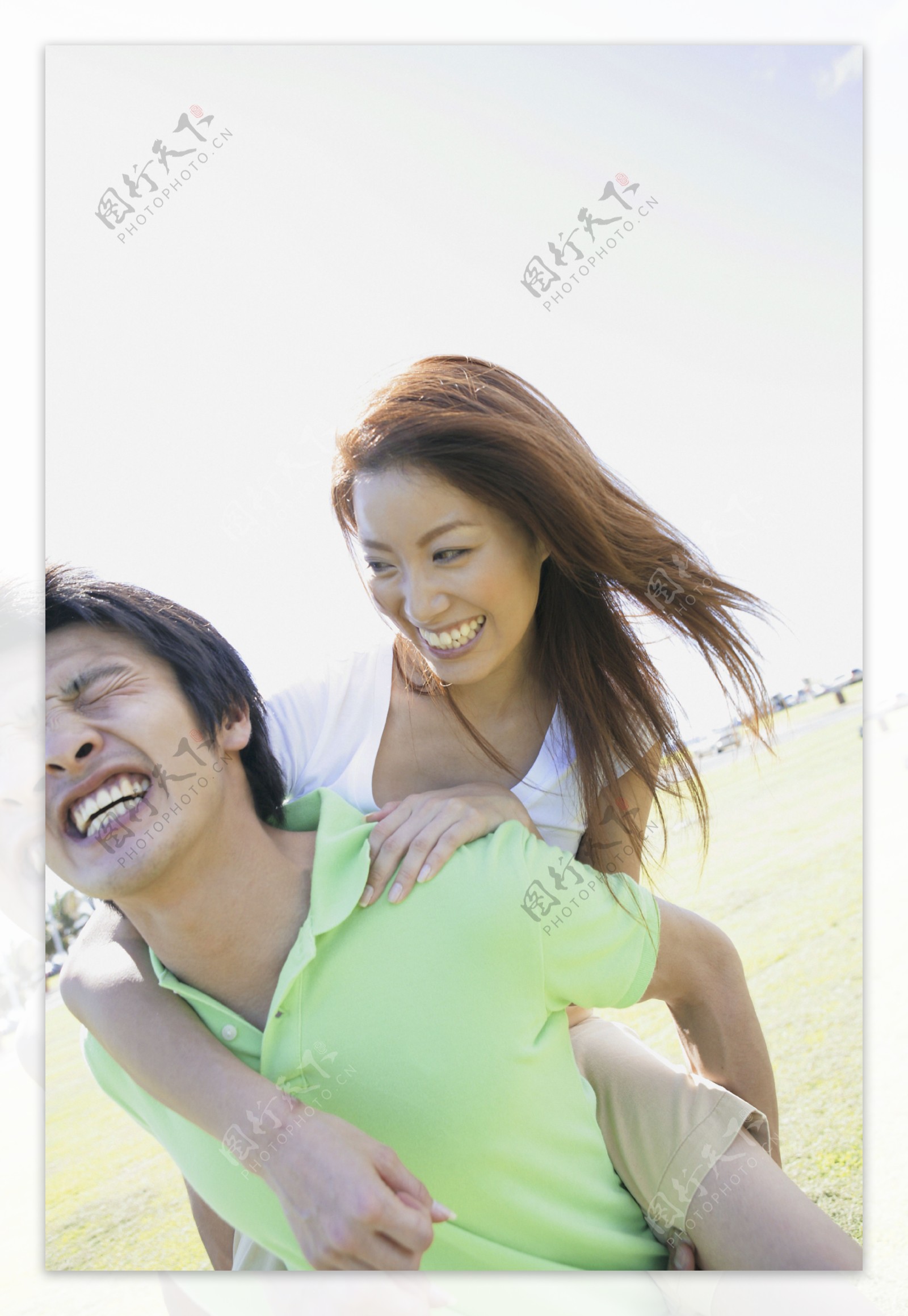 海边沙滩图片开心情侣图片