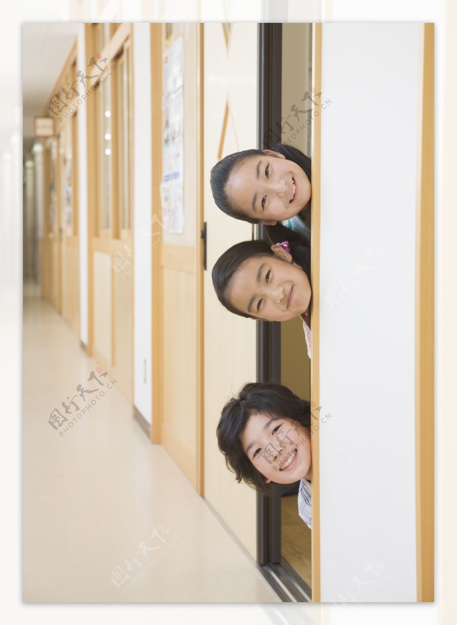 教室门前的小女孩图片