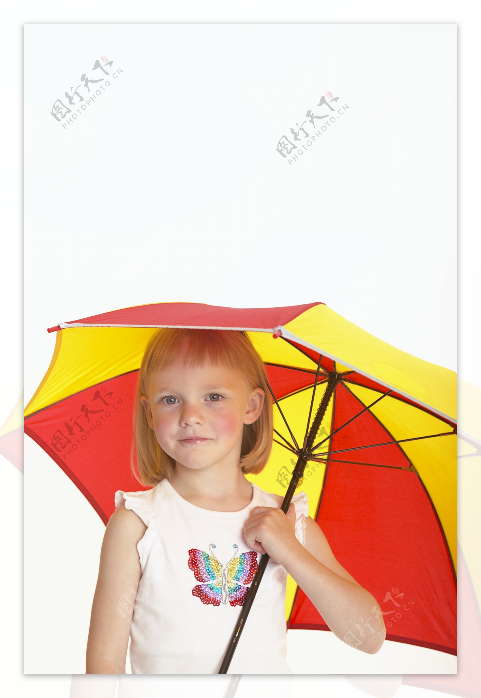 撑伞的外国小女孩图片