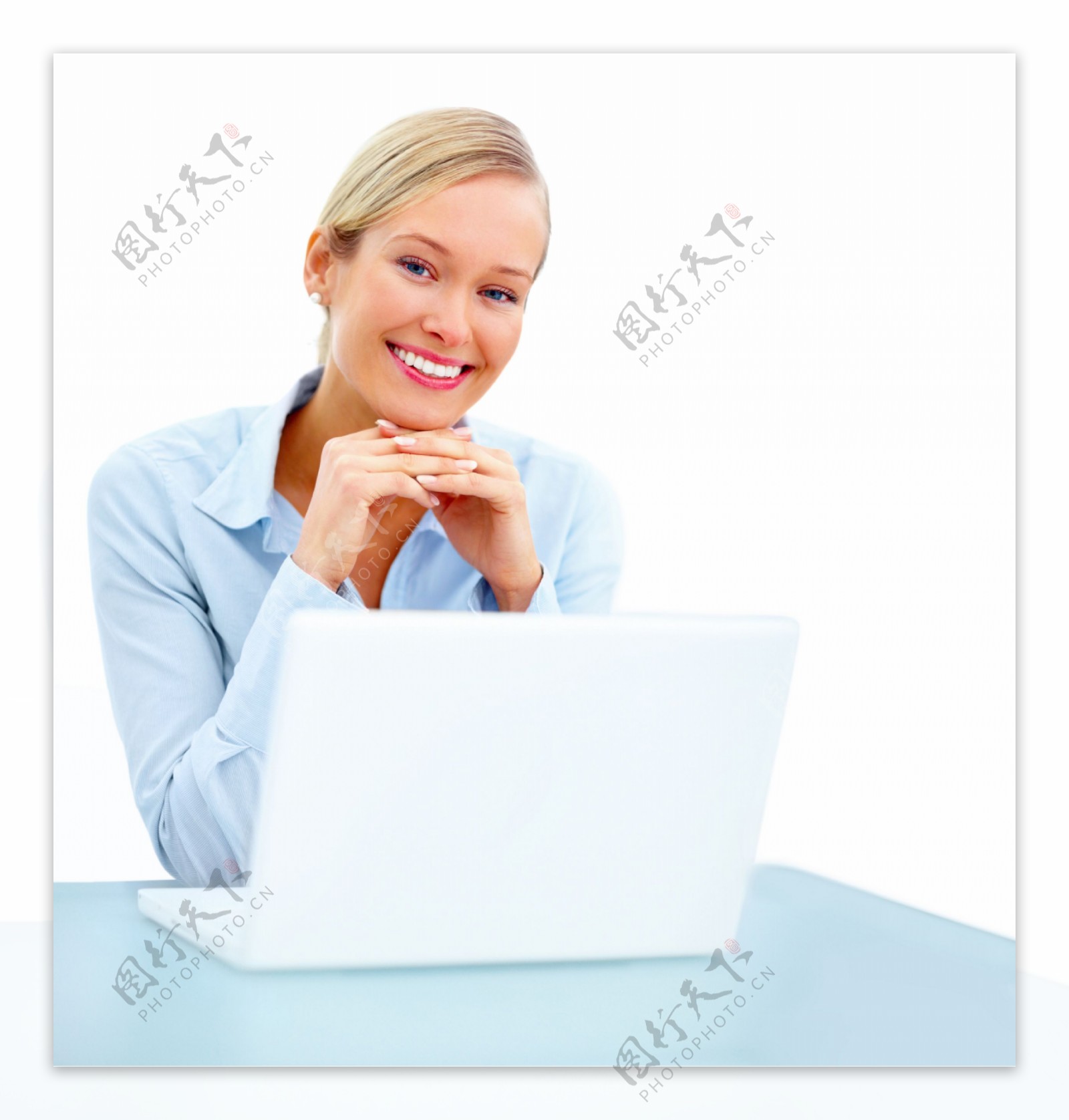 坐在笔记本电脑前的外国商务女性图片