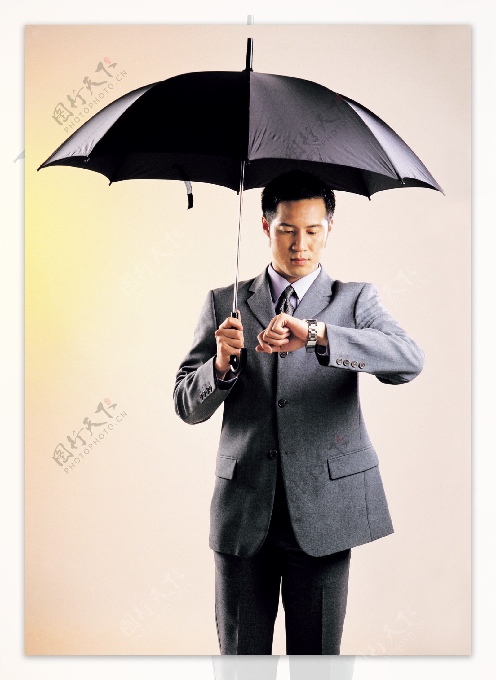 打雨伞的商务男士图片