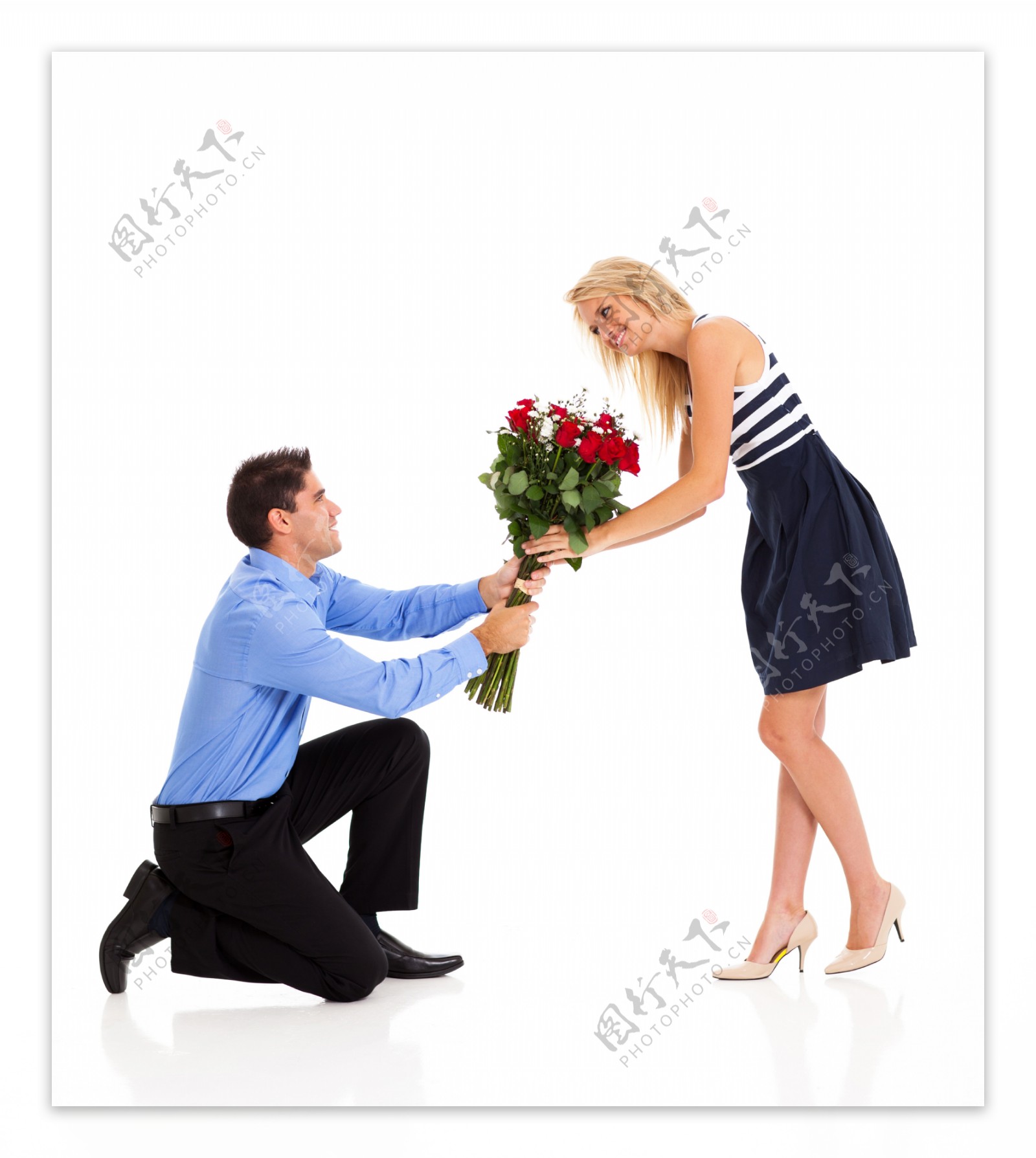 献花给美女的男人图片