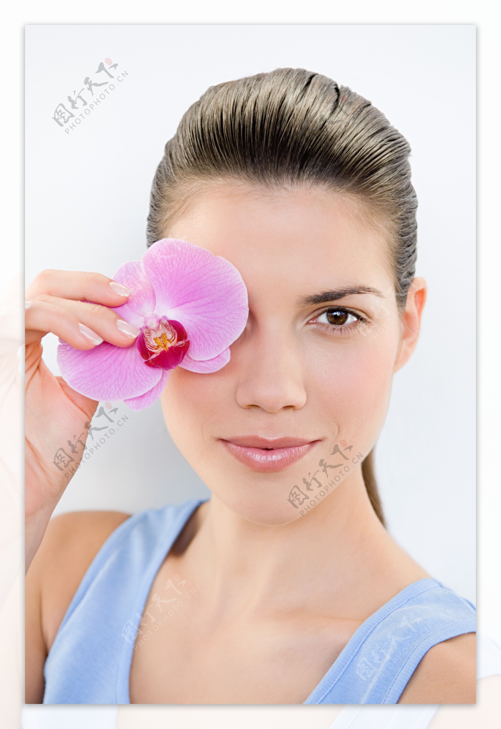手拿兰花的外国美女高清大图图片