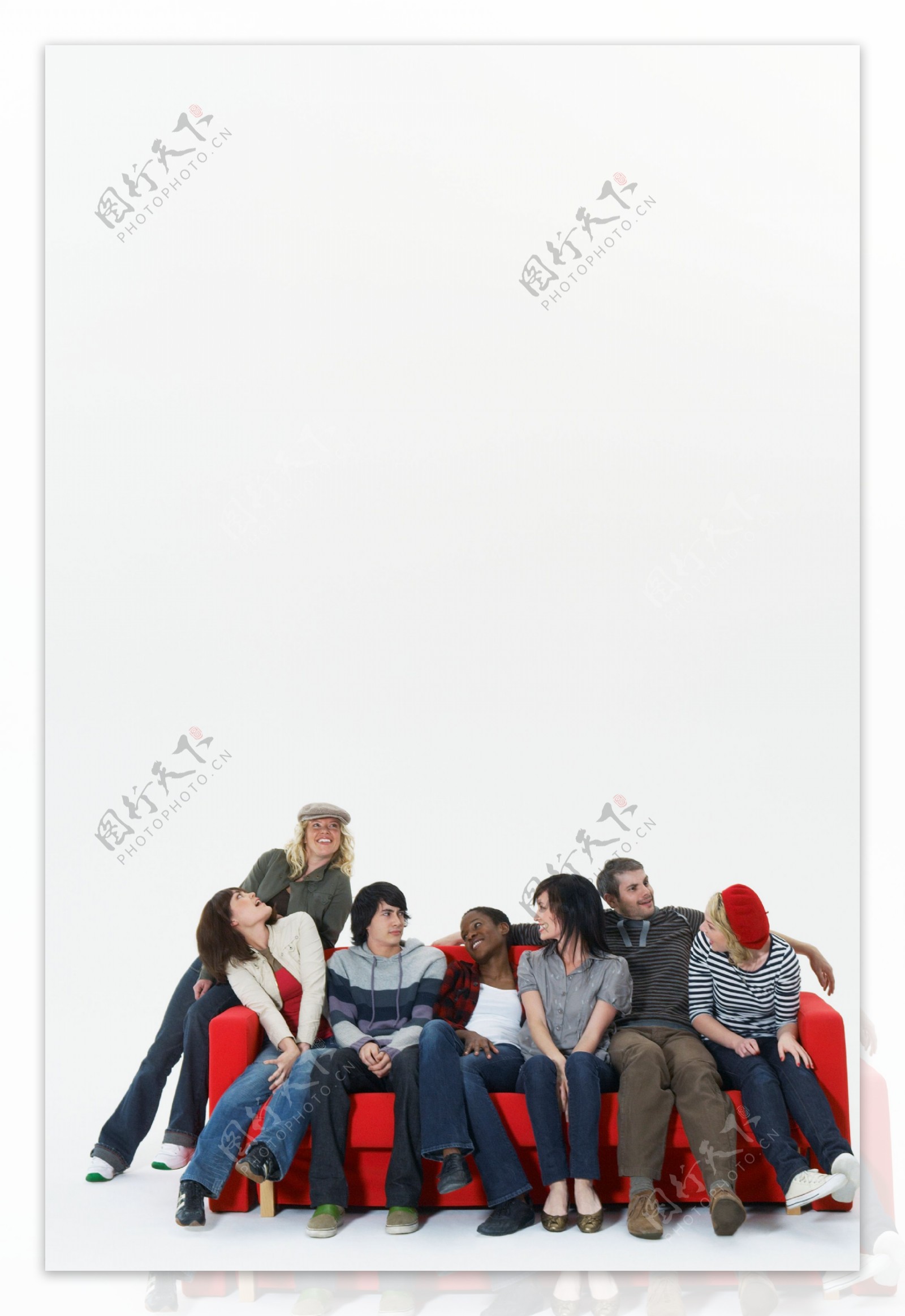 坐在沙发上的青年团队图片