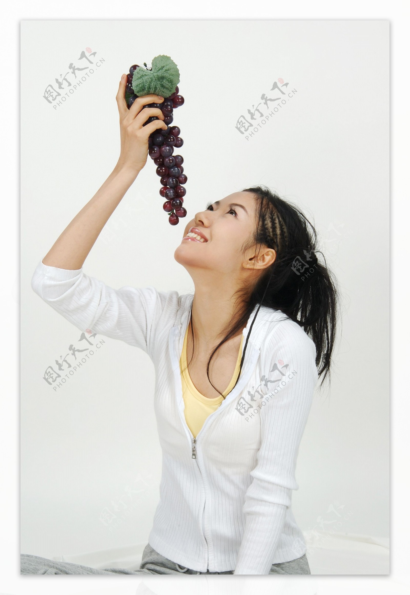 准备吃葡萄的少女图片