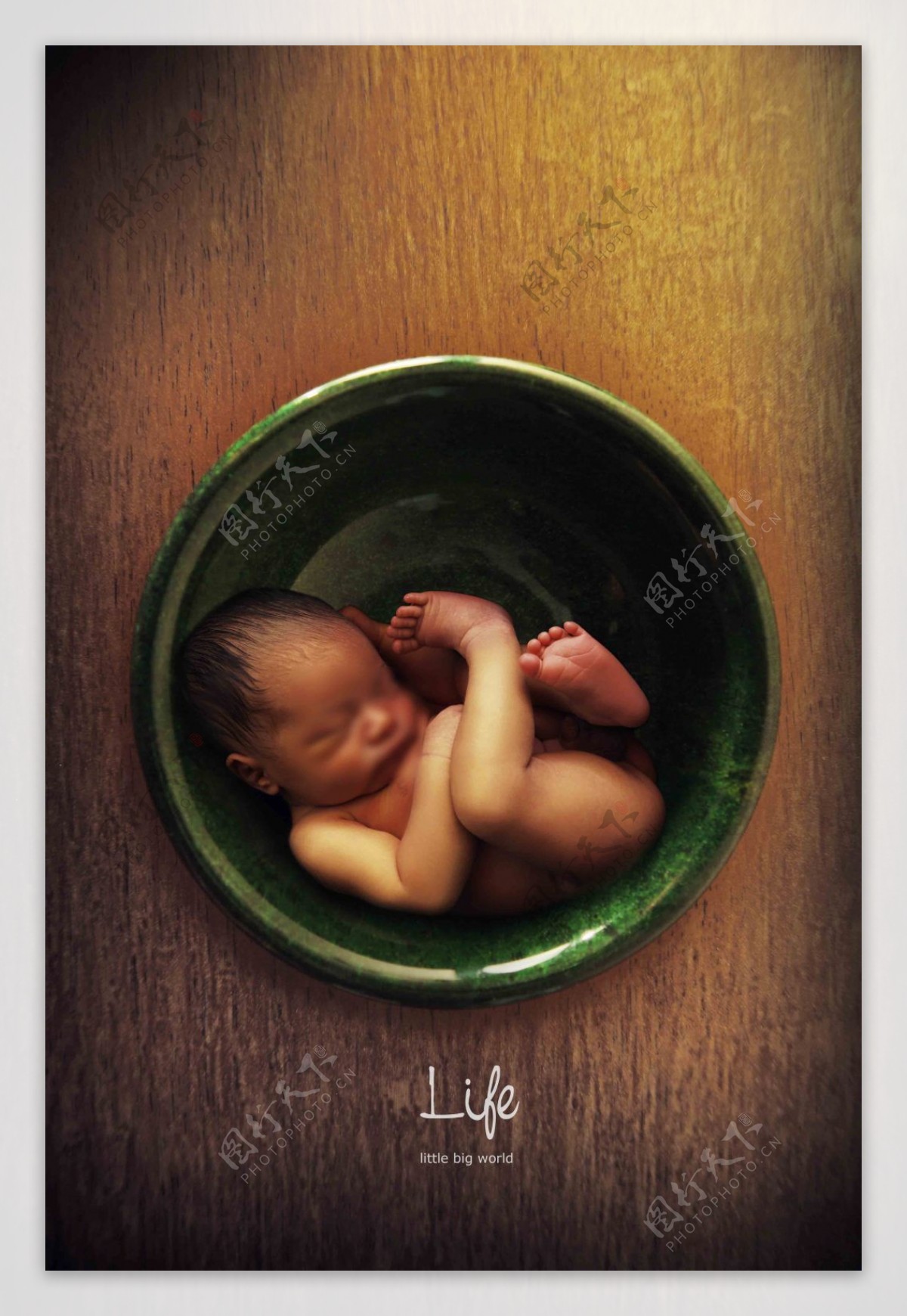 茶杯中的婴儿海报设计