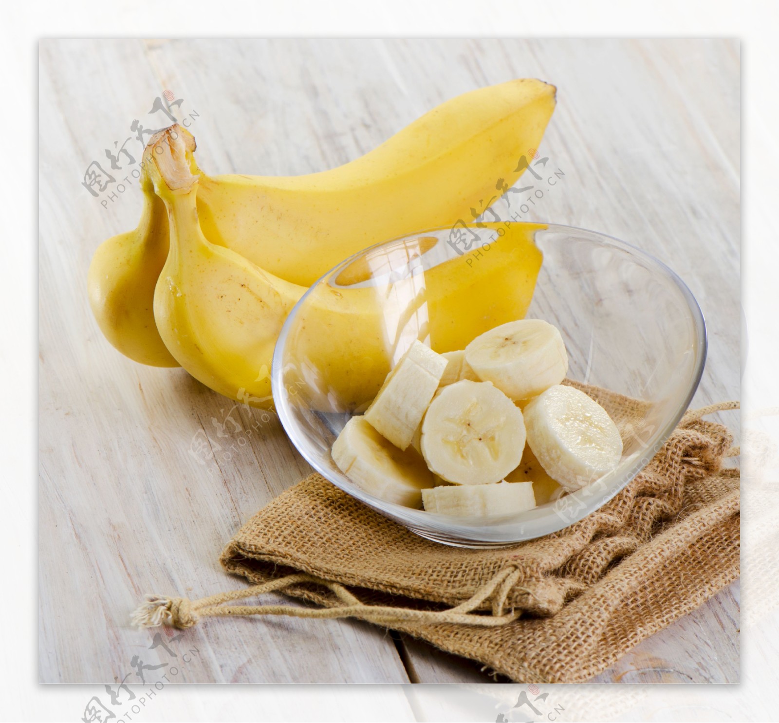 碗里切成段的香蕉图片