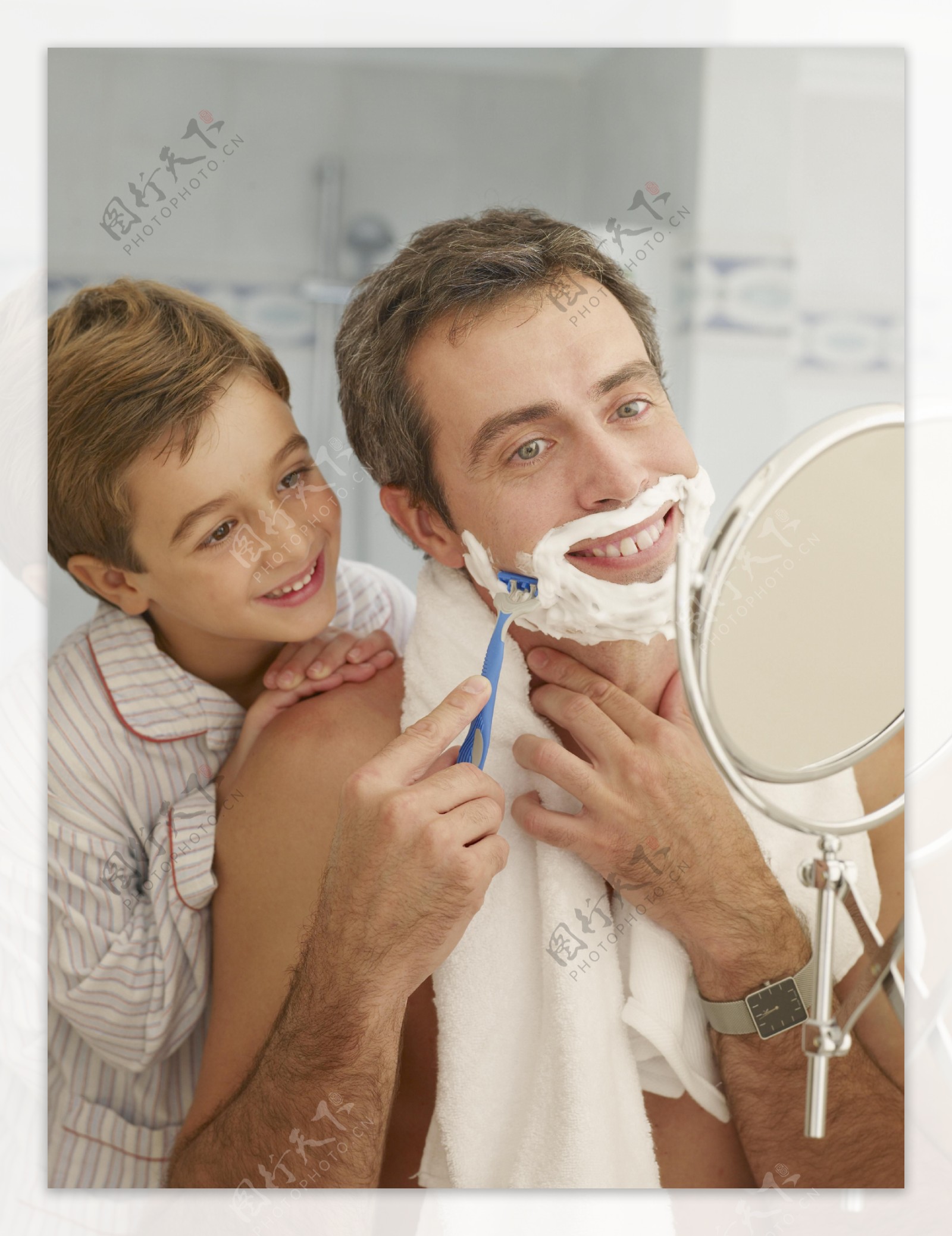 看父亲刮胡子的小男孩图片