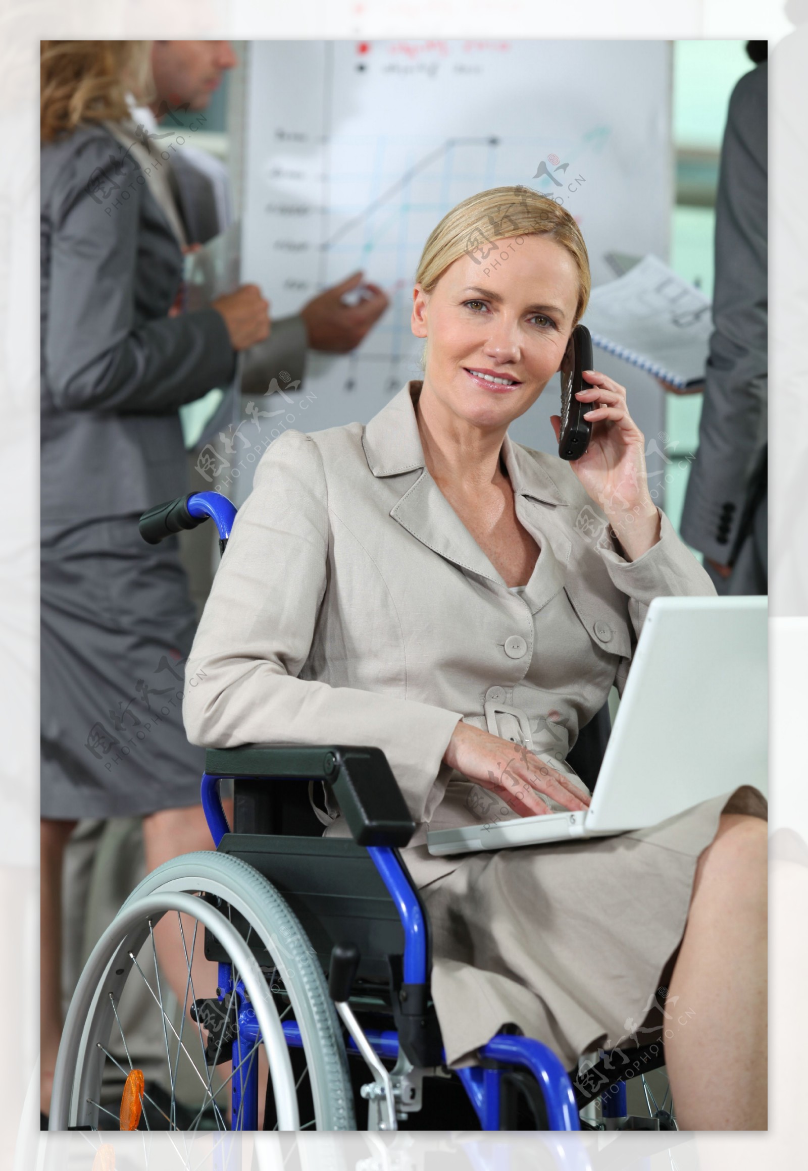 坐在轮椅上打电话的女残疾人图片
