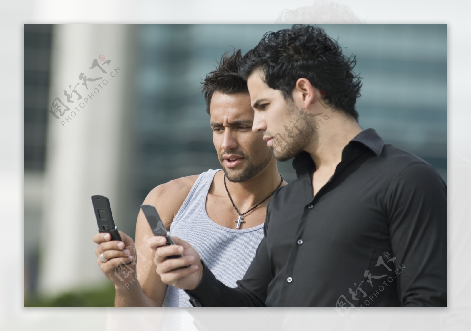 正在看手机的两个男人图片