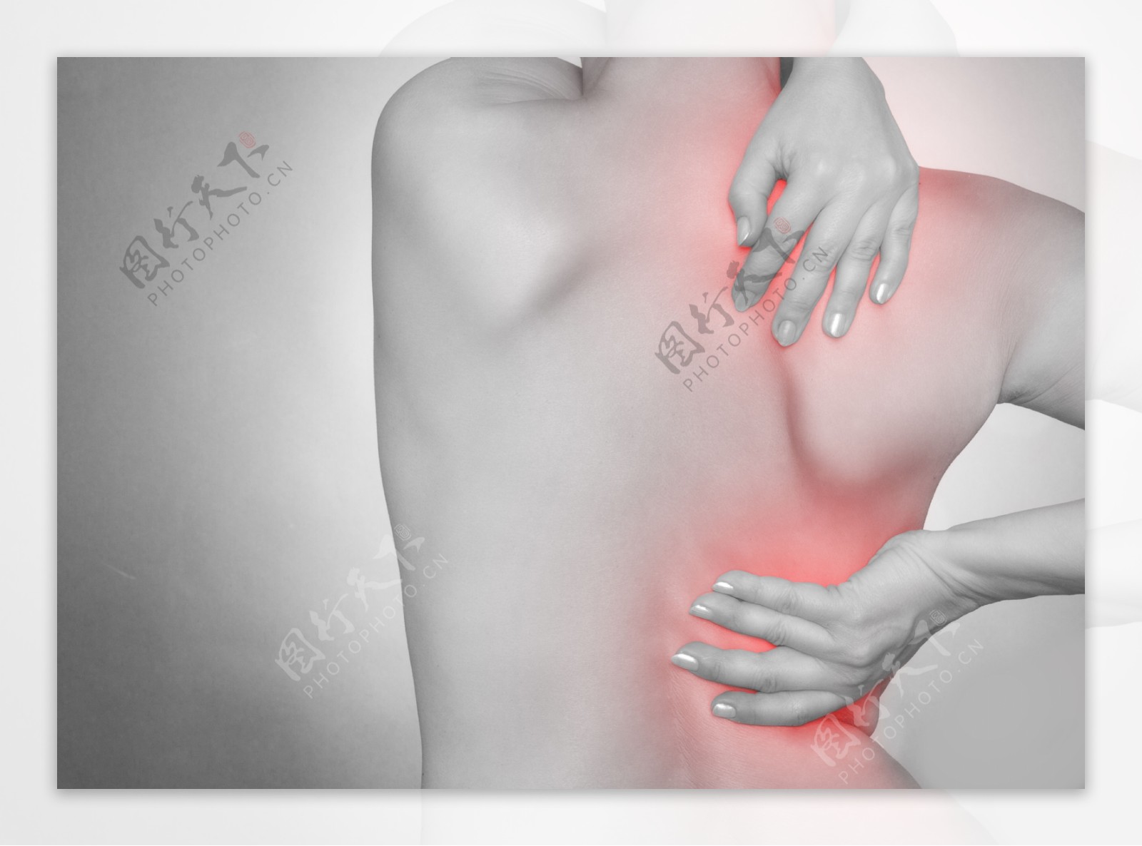 肩腰部疼痛的女性图片