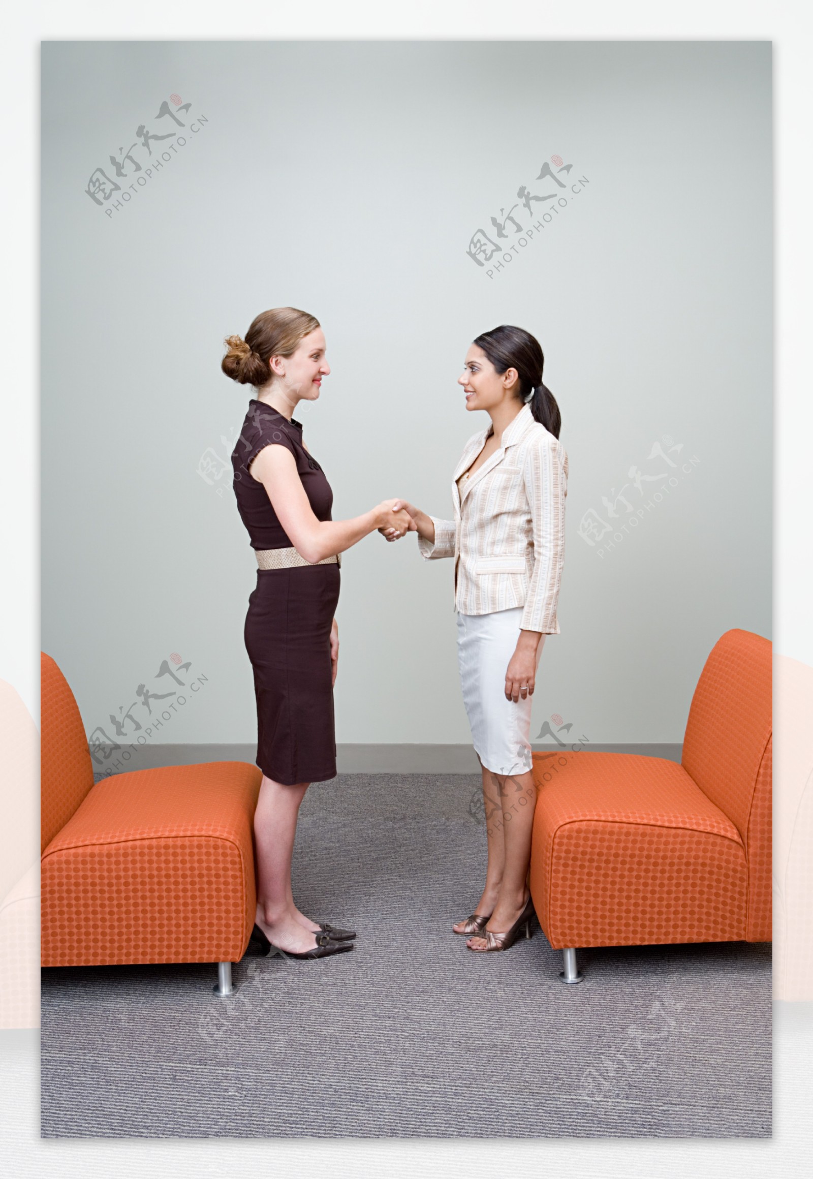 握手的两个商务女人图片