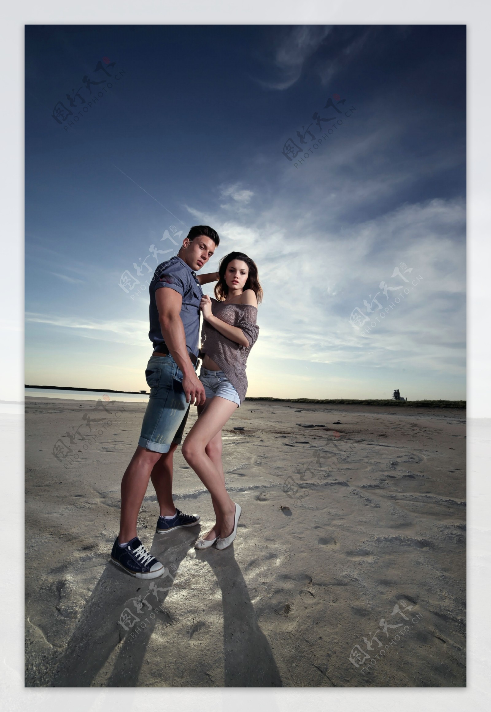 沙滩上的男女图片