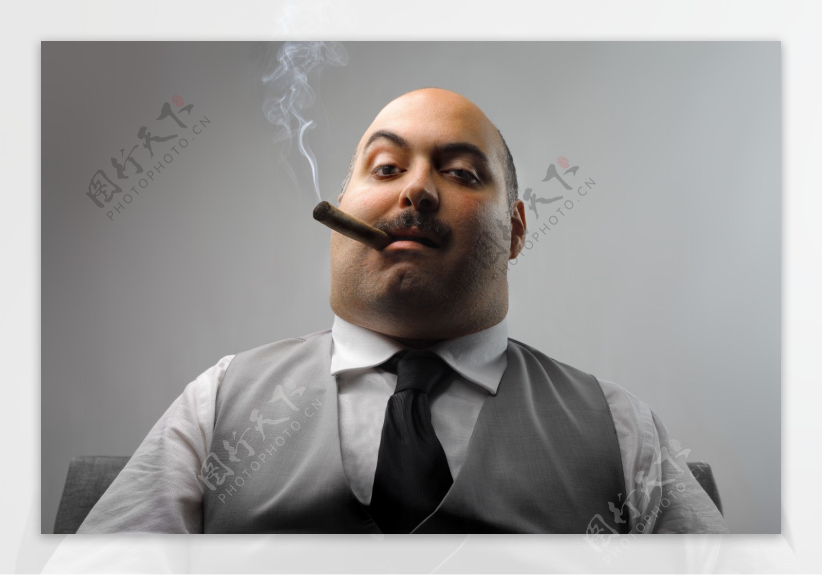 正在吸烟的外国胖男人图片