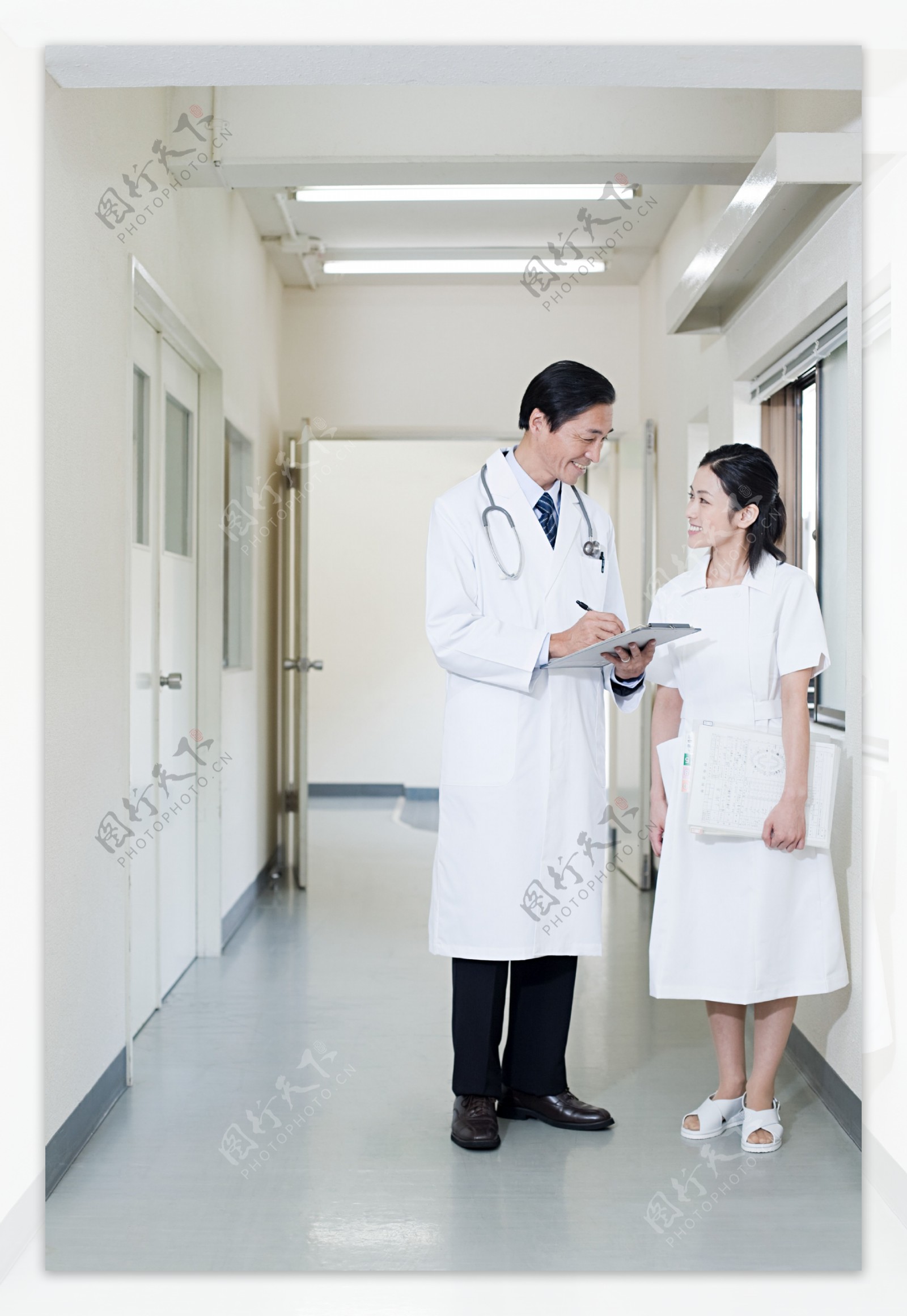 正在交流的男性医生与护士图片