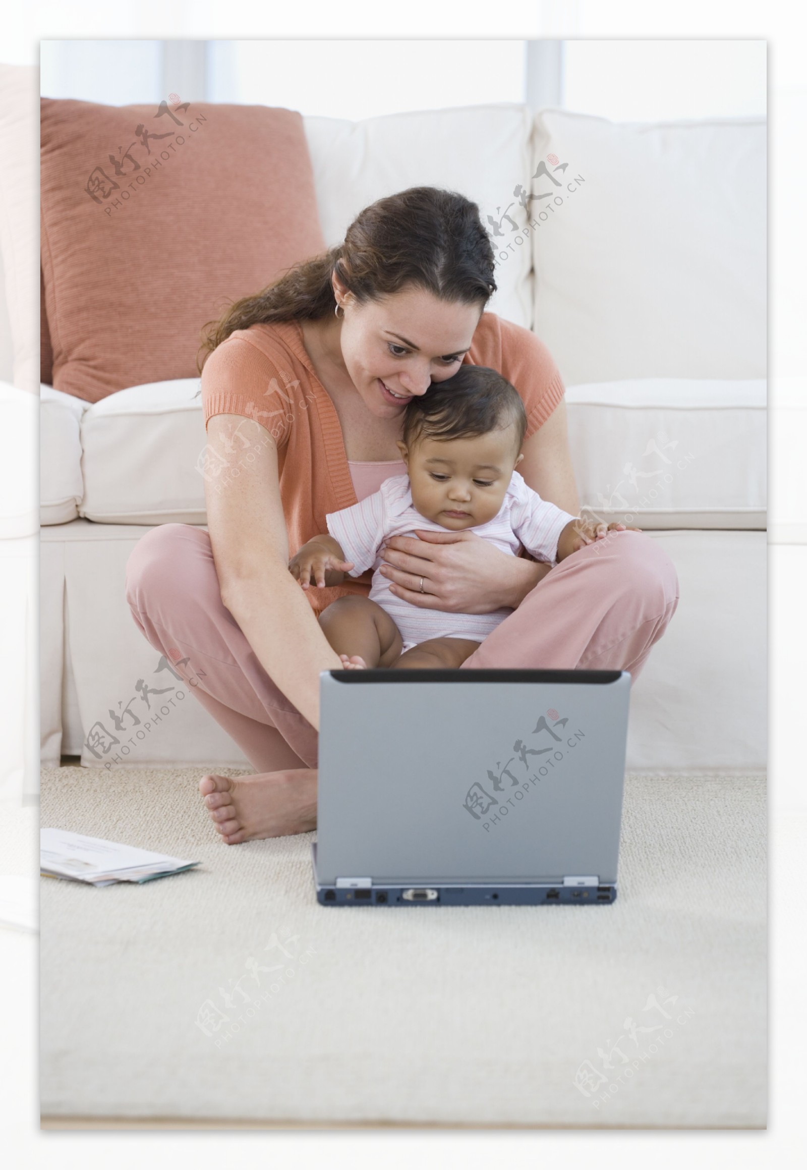 玩电脑的妈妈与小宝宝图片