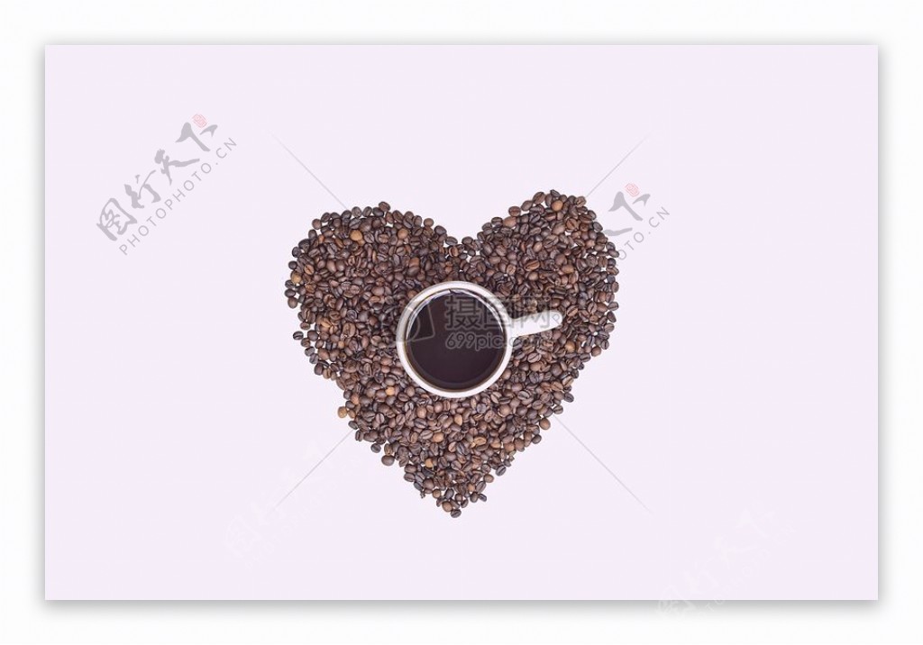 咖啡豆组成的心