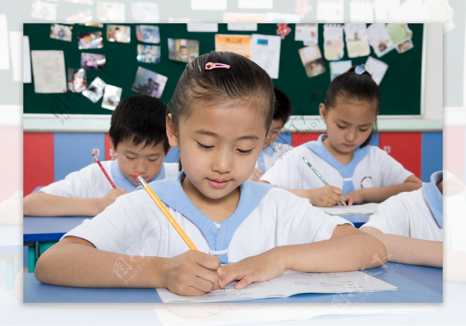 小女孩写作业-蓝牛仔影像-中国原创广告影像素材
