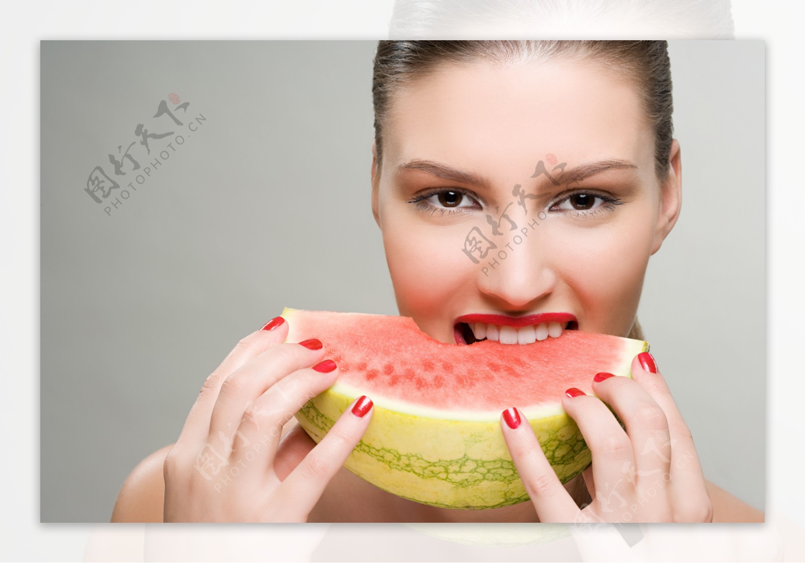 吃西瓜的女人图片