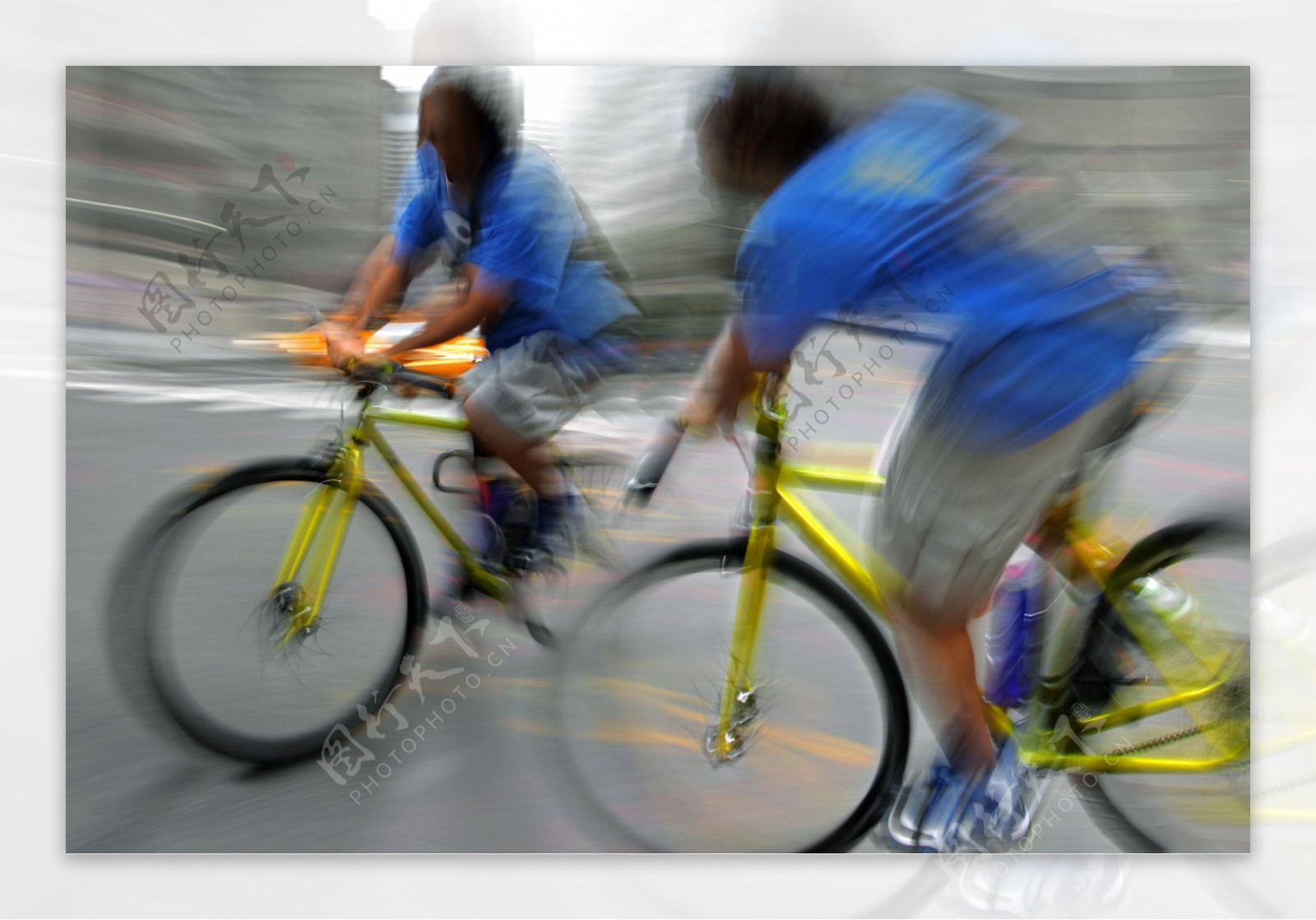 骑自行车的人物图片