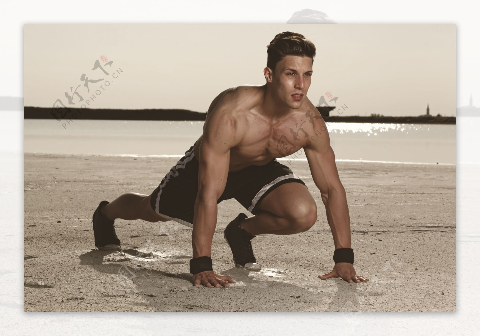 海边跑步的肌肉男图片