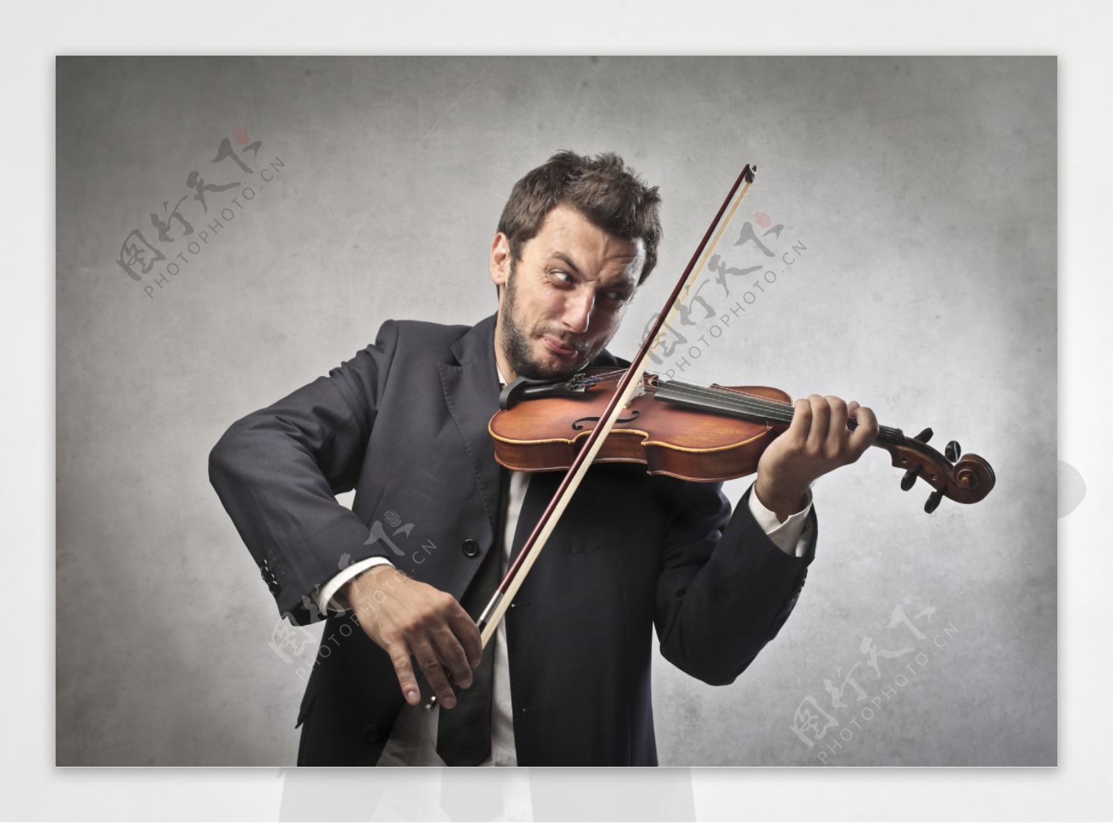 拉小提琴的商务男士图片
