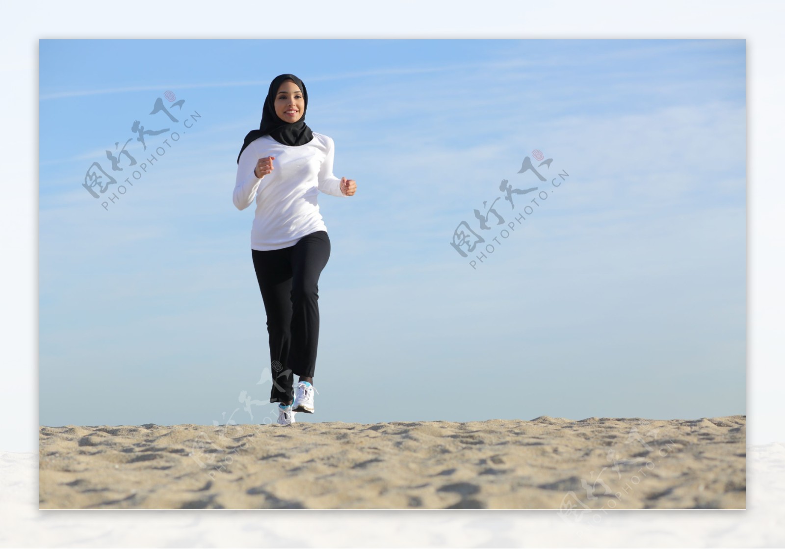 沙漠跑步的穆斯林美女图片