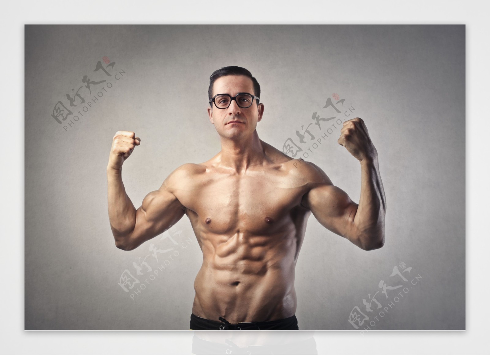 展示肌肉的男人图片