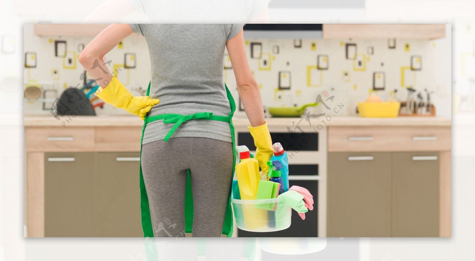 做厨房卫生的清洁女人图片
