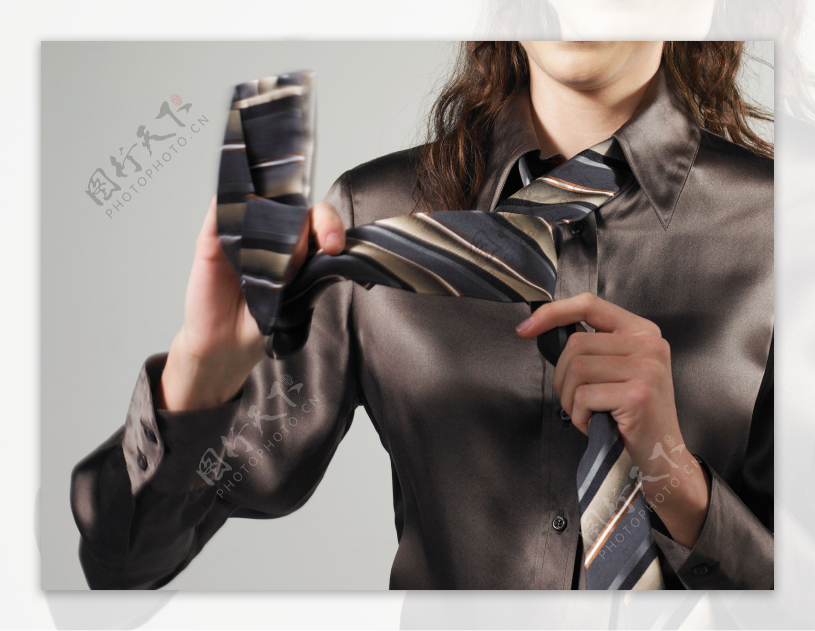 正在打领带的商业女士图片