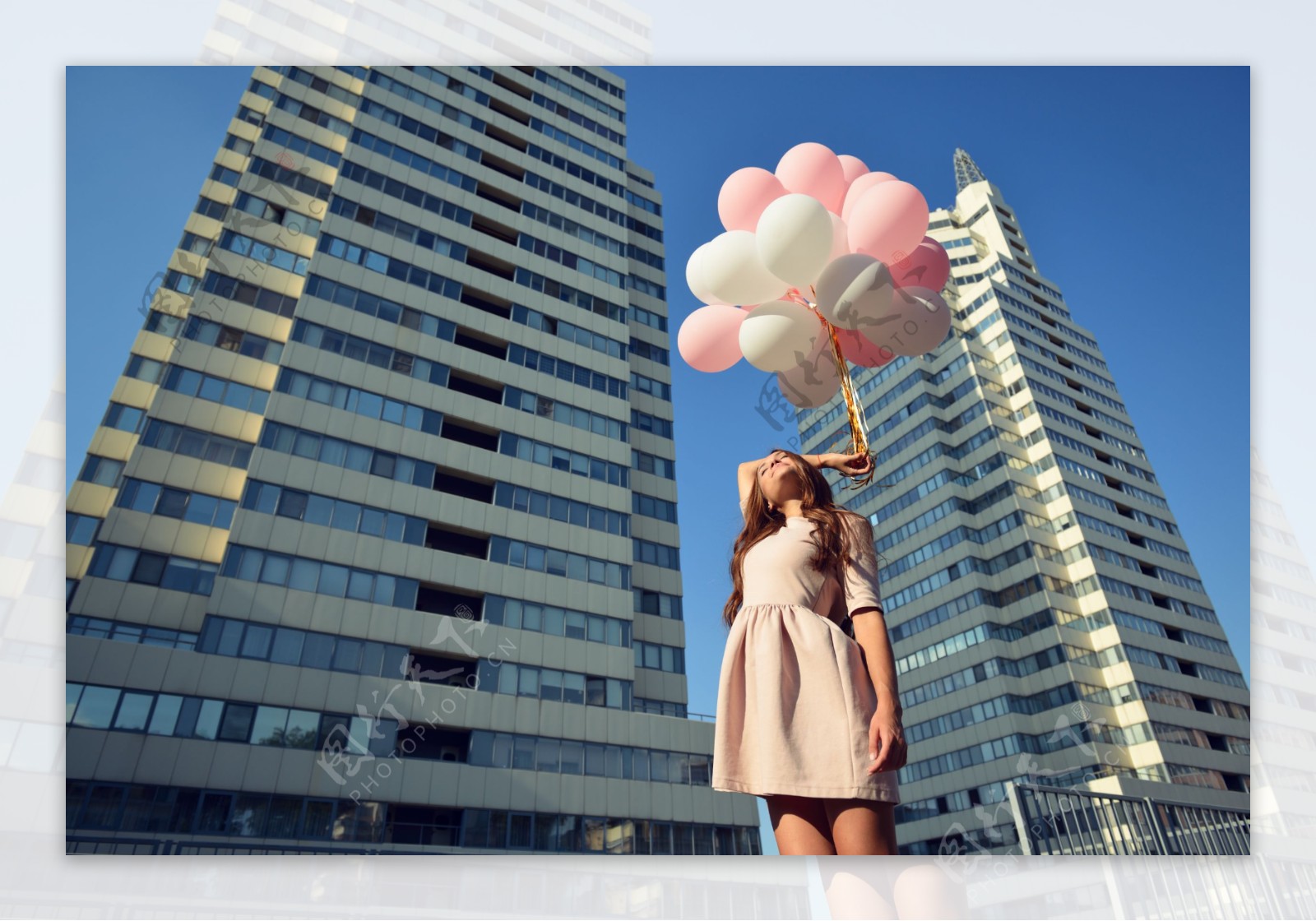 高楼大厦前拿气球的女孩图片