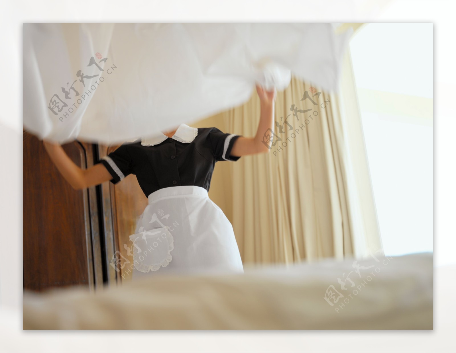 在打扫房间的酒店服务员图片