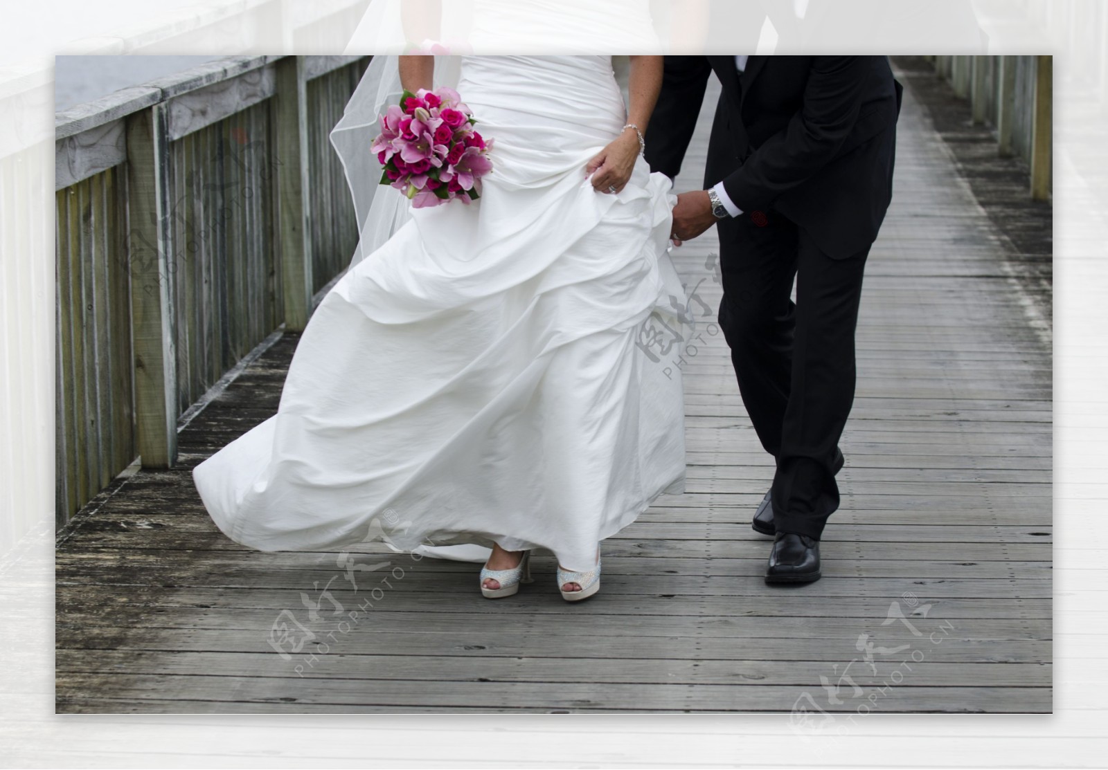 走路的新婚人物摄影图片