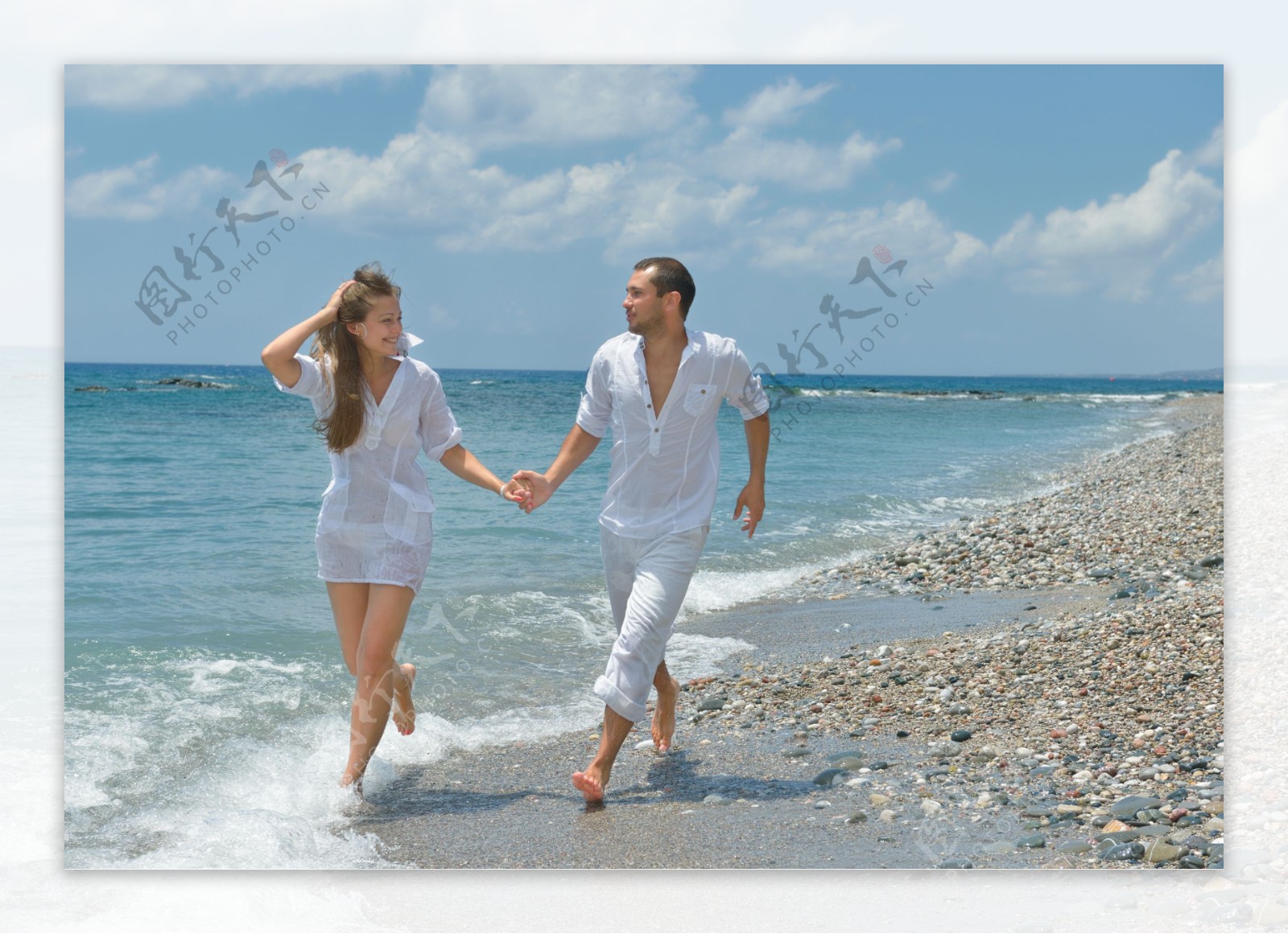 大海边奔跑的情侣图片