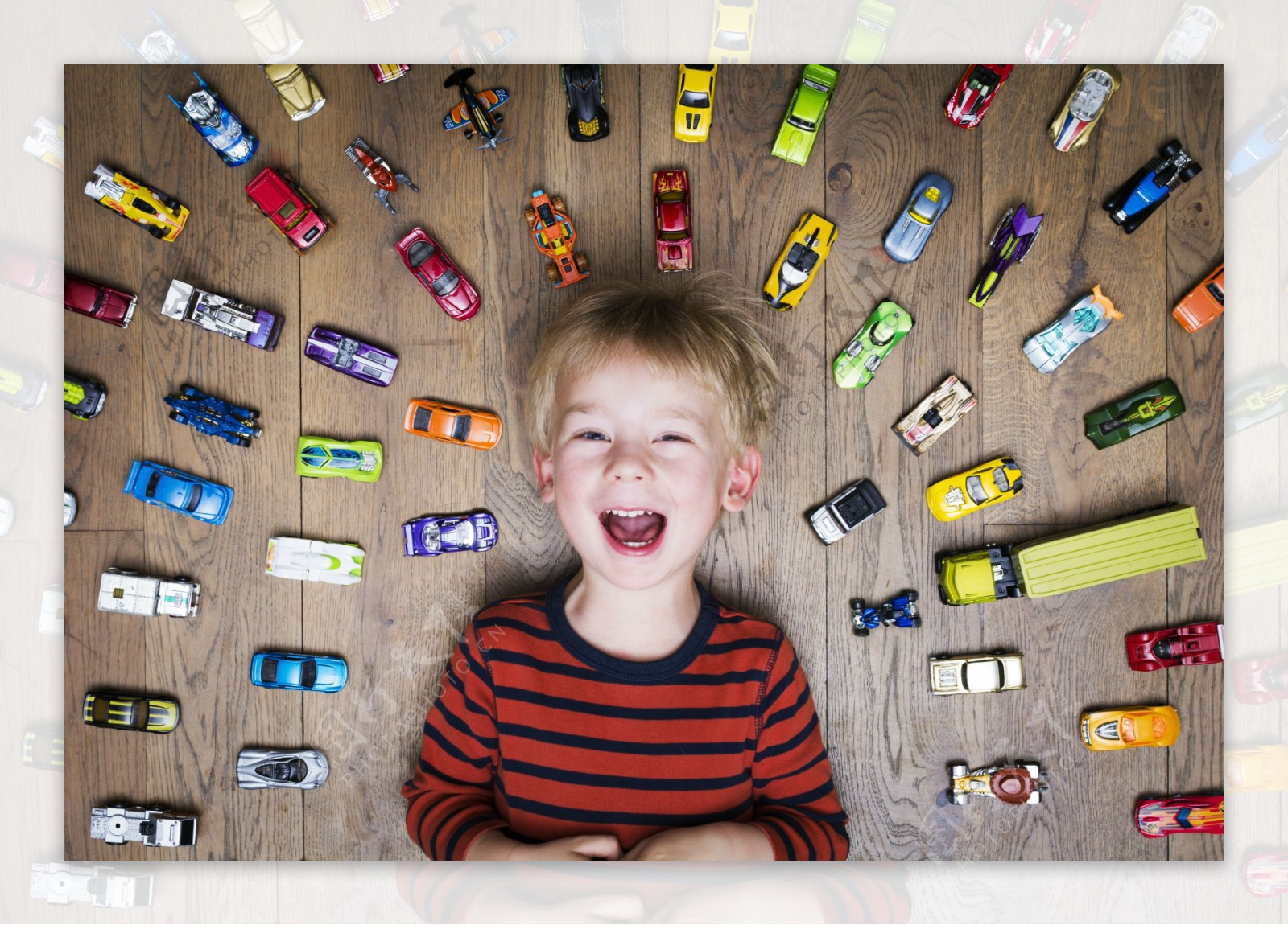 一堆汽车与小男孩图片