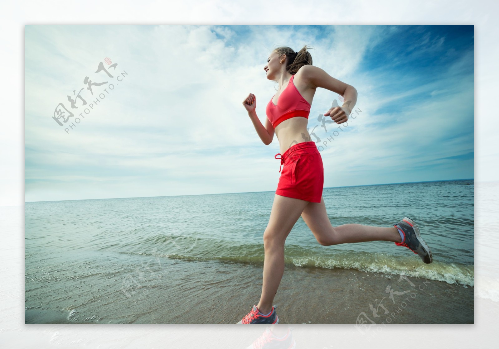 海边跑步运动美女图片