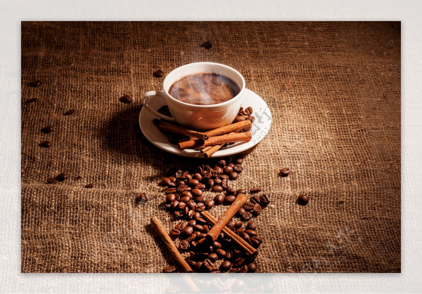 热气腾腾的咖啡与咖啡豆图片