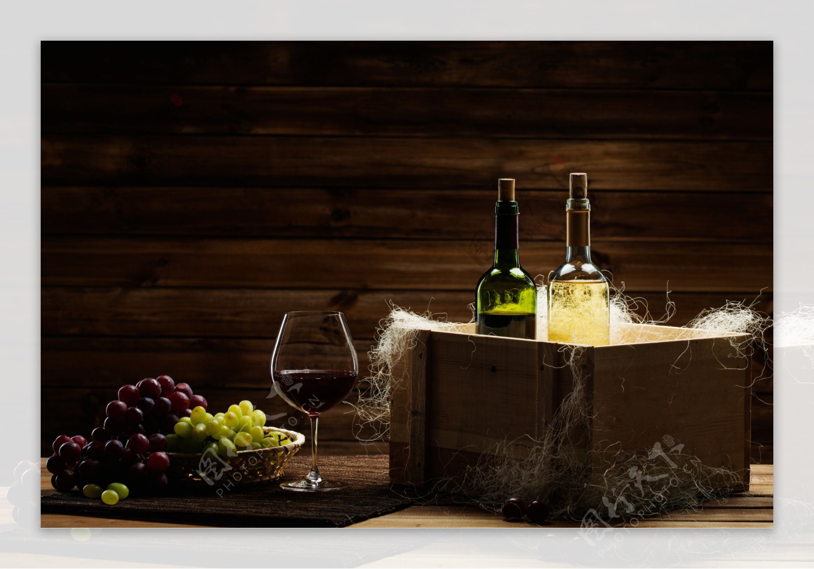 木箱中的葡萄酒图片