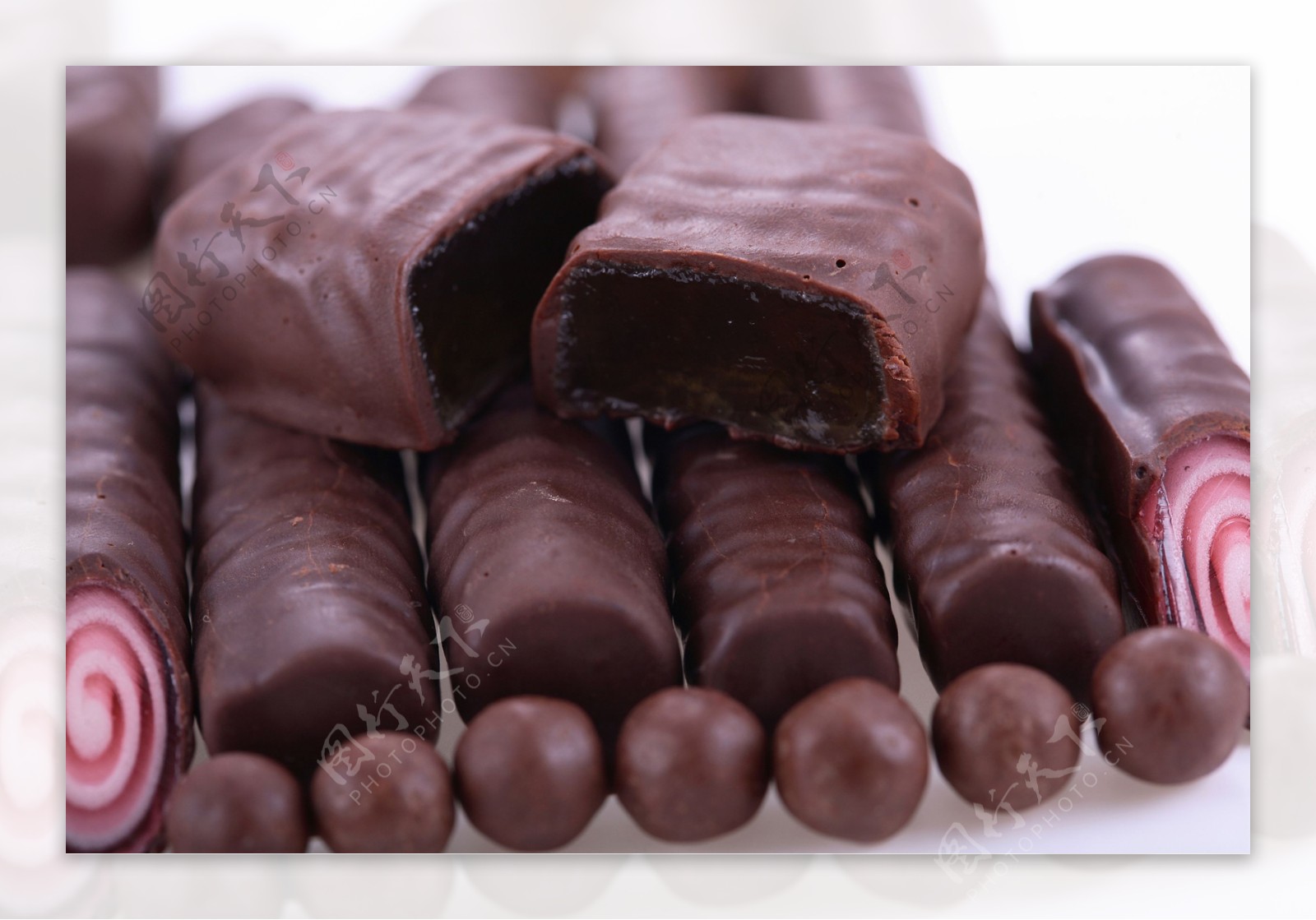 一堆香甜可口巧克力图片