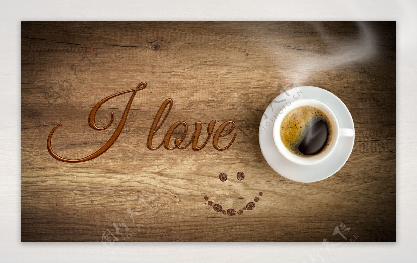 木板上的咖啡与英文字母图片