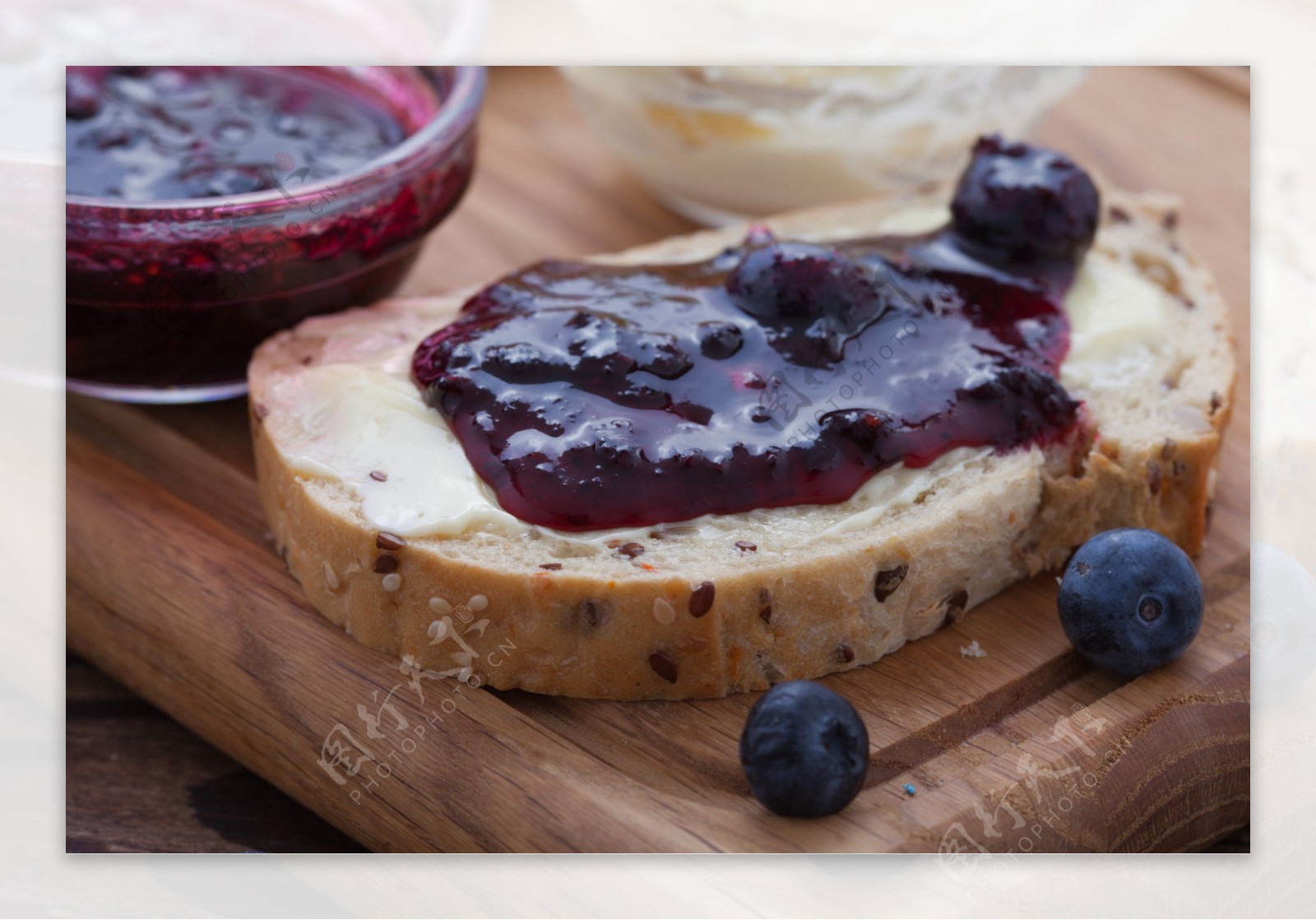 蓝莓汁面包图片