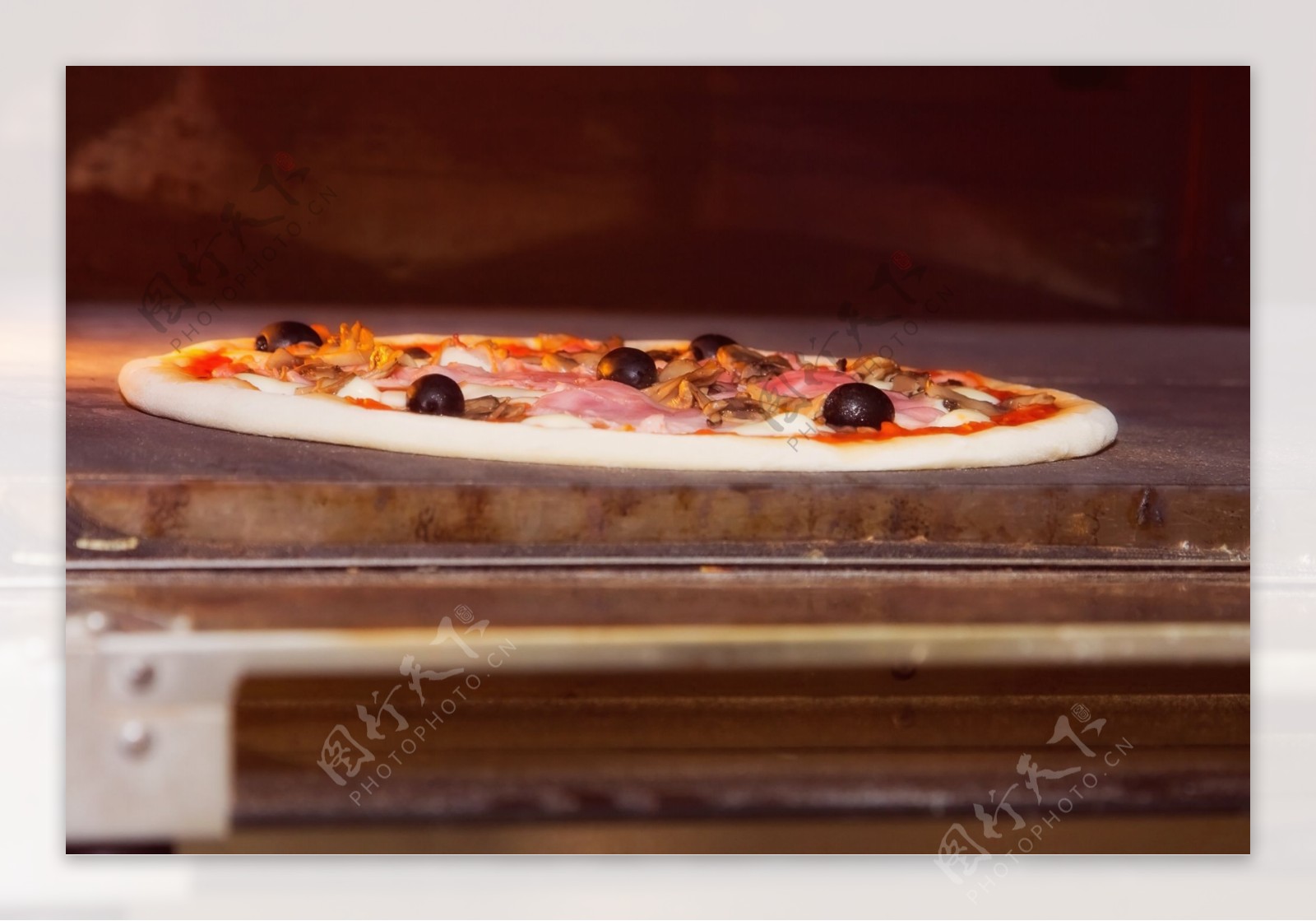 木板上的一份披萨图片