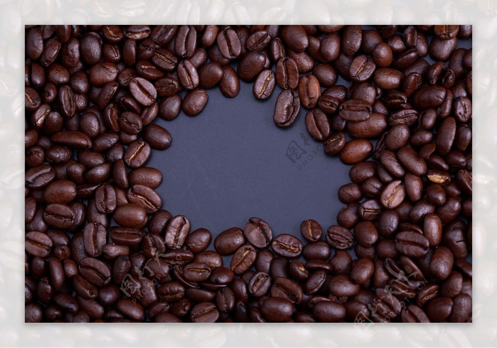 咖啡豆拼成的心形图片