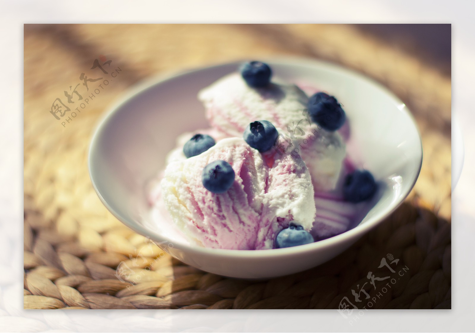 美味蓝莓冰淇淋图片