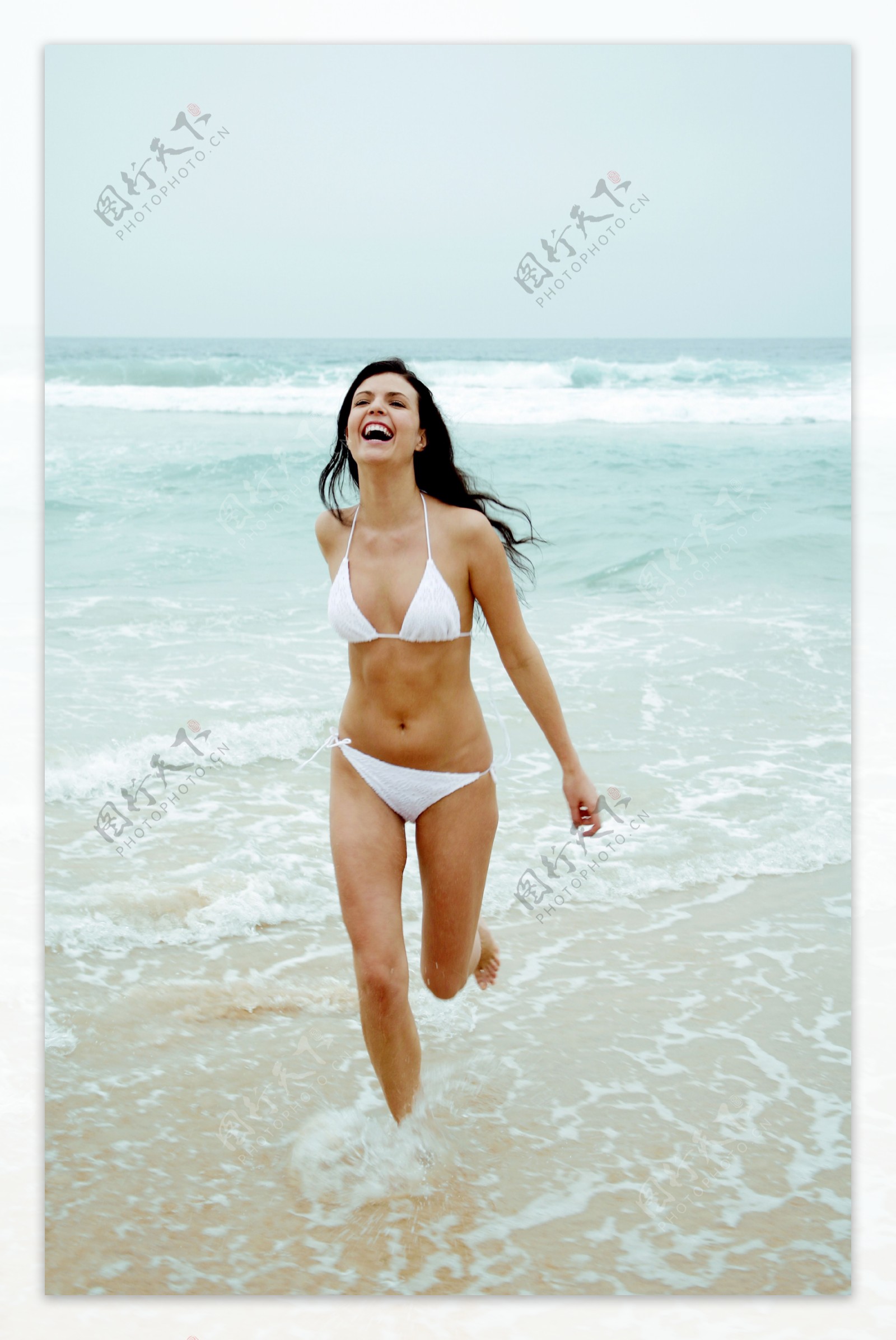 海滩奔跑的比基尼美女图片