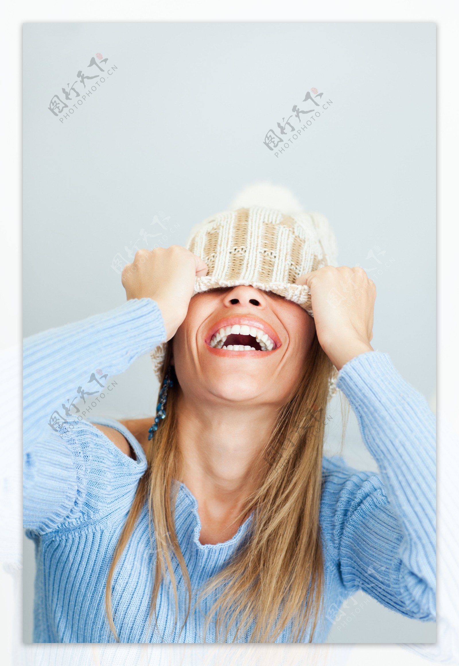 帽子覆盖脸的女人图片